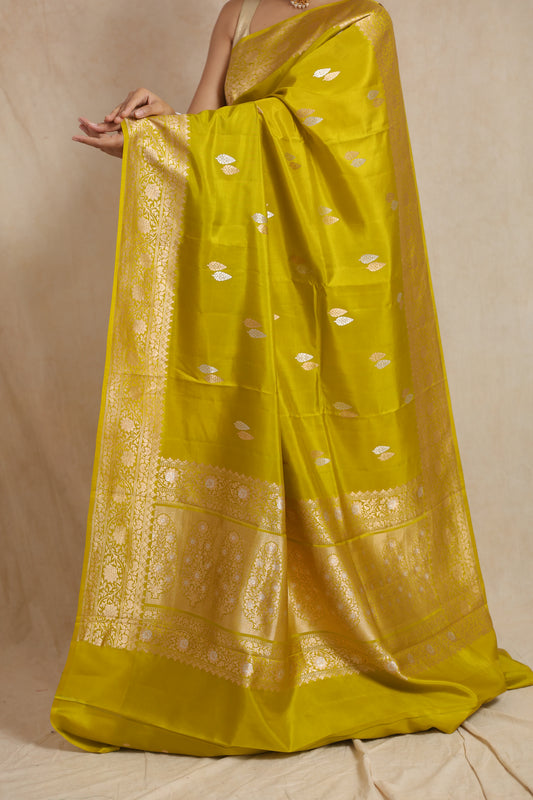Richly woven Banarasi silk pallu with intricate floral border design