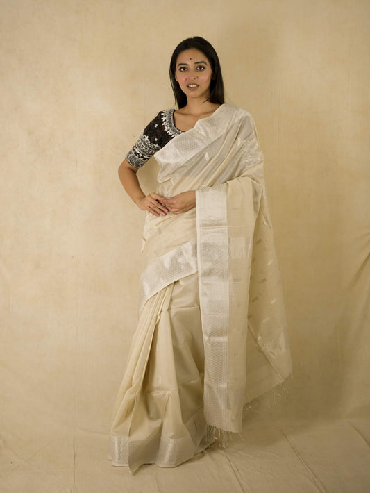 HANDWOVEN OFF-WHITE COLOUR MAHESWARI SILK-COTTON SAREE WITH 77 CM BLOUSE PIECE