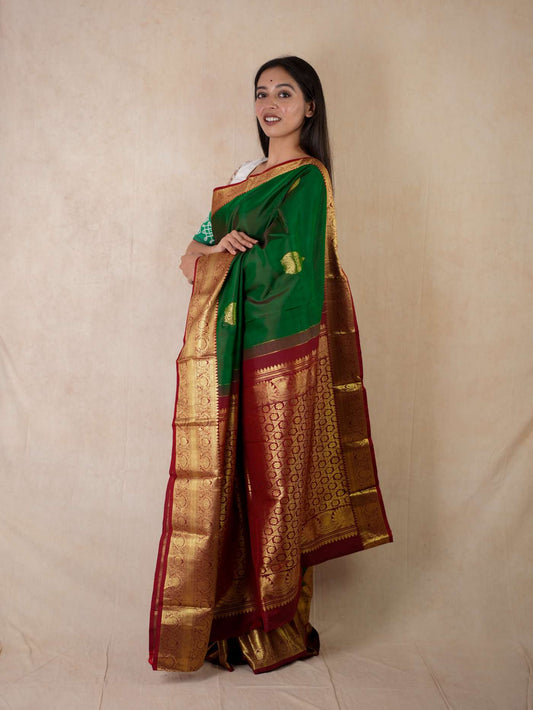 HANDWOVEN GREEN COLOUR KANJEEVARAM SILK SAREE WITH 88 CM BLOUSE PIECE