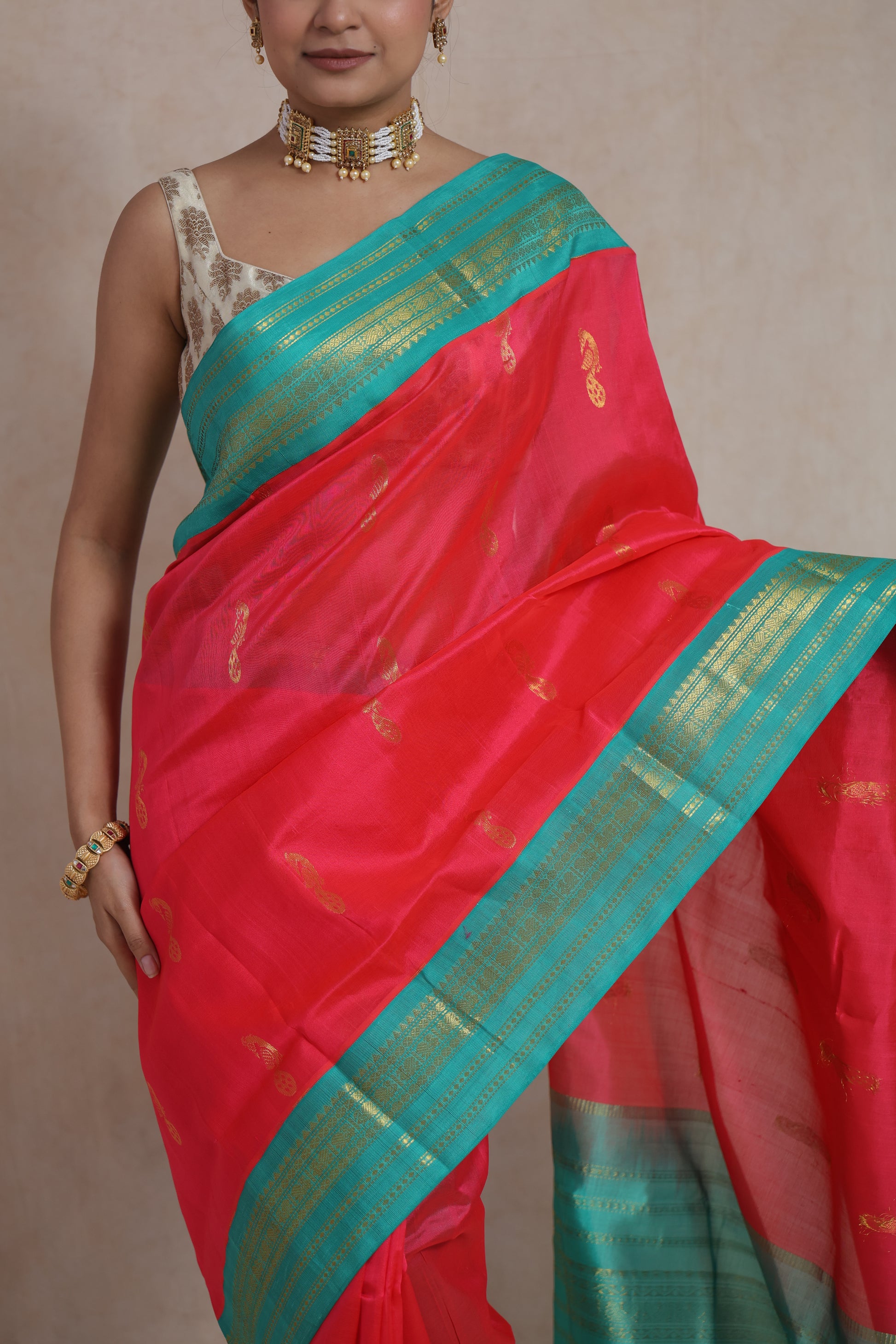 Detailed view of the woven pallu of REDDISH Pink Kanchipuram Handloom SICO Saree