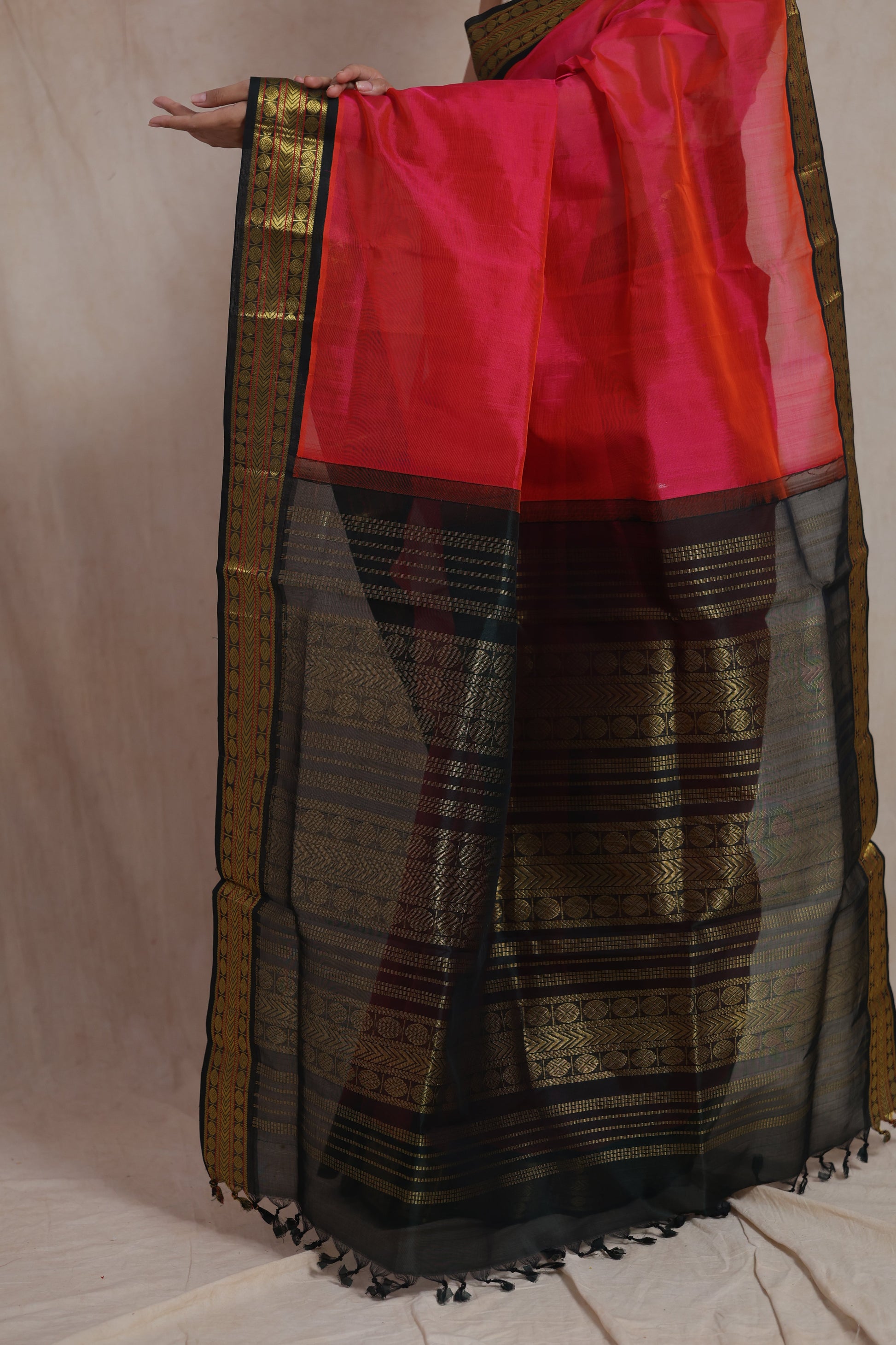 Pallu detail of Pinkish Red Kanchipuram Handloom SICO Saree with traditional woven design