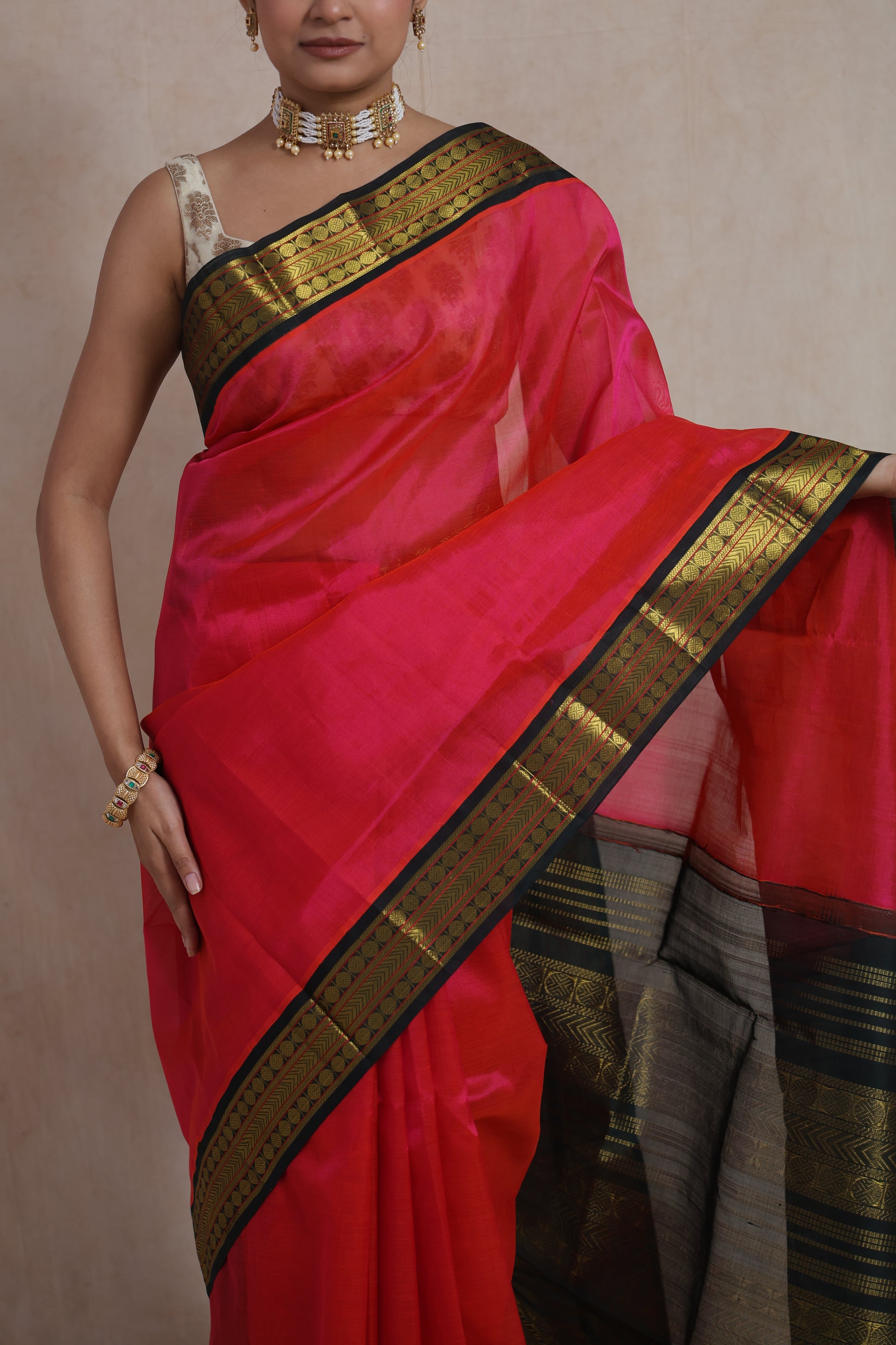 Close-up of the border and body of  Pinkish Red Kanchipuram Handloom SICO Saree