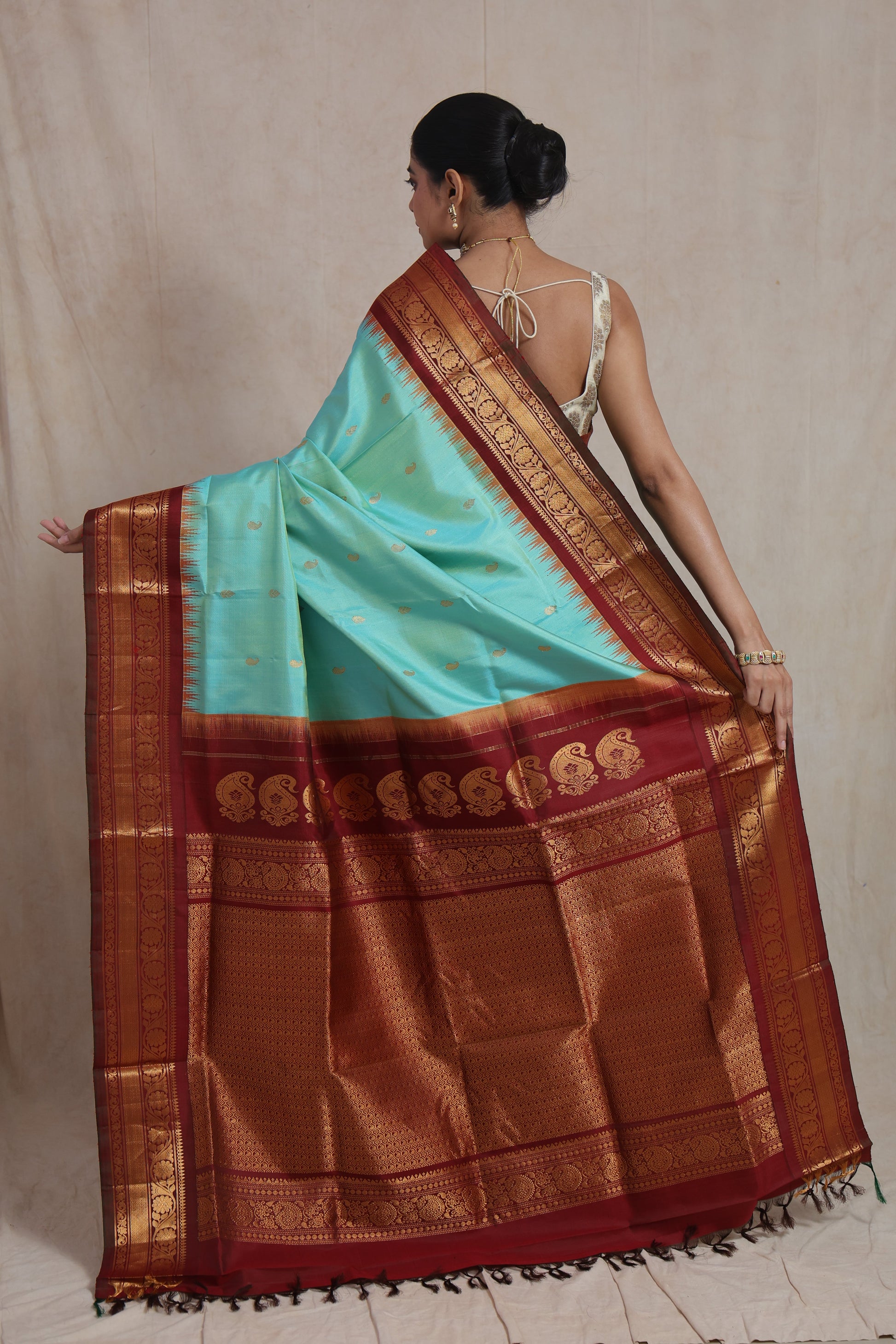 Detailed view of the Gadwal Silk Saree pallu with intricate zari weaving