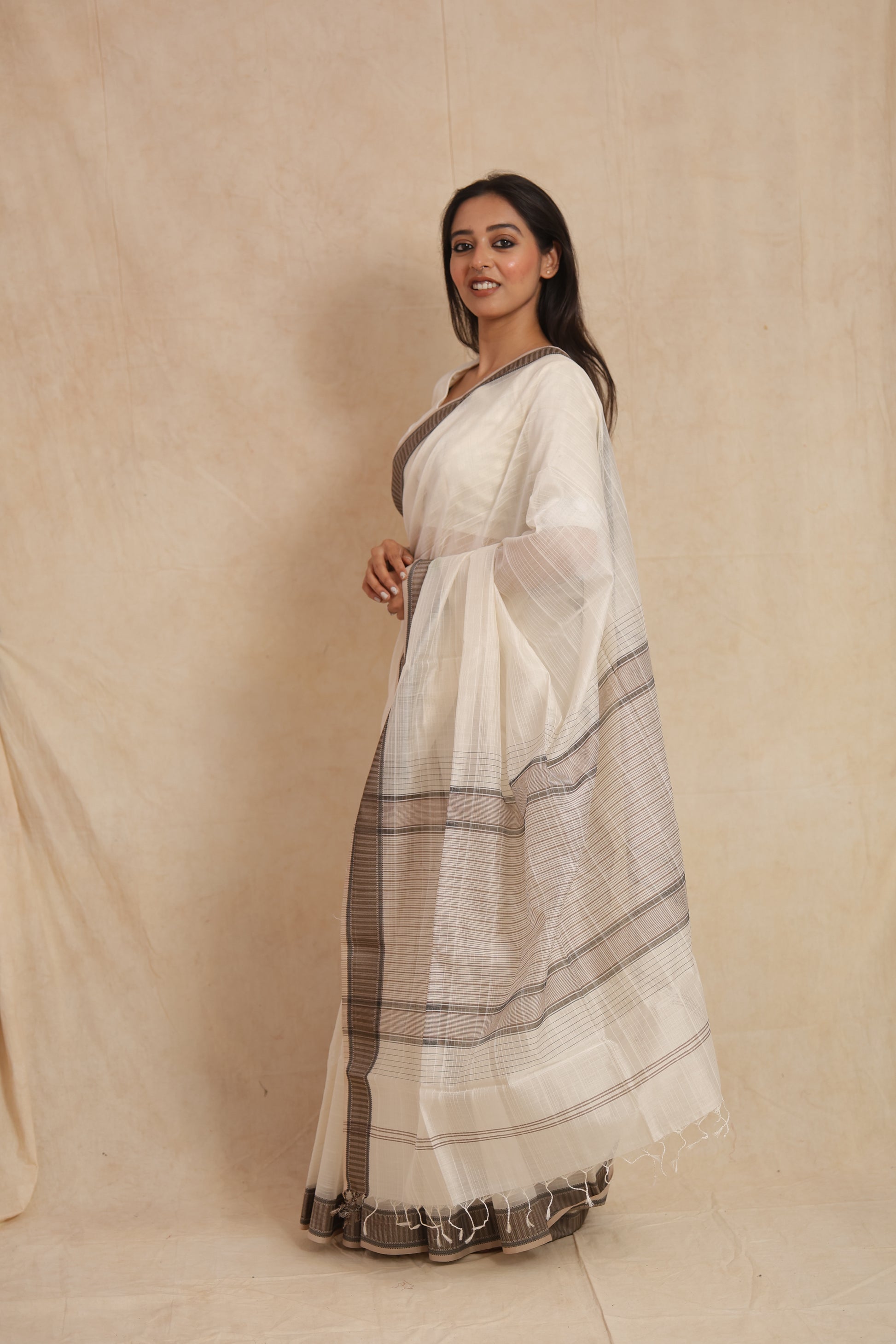 side profile of ivory white Maheshwari silk tissue saree with elegant woven border