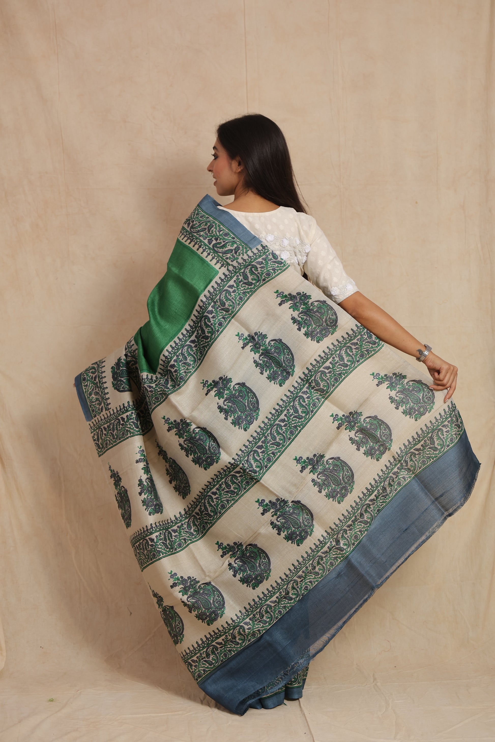 Full pallu display of emerald green Tussar silk saree with traditional paisley motifs