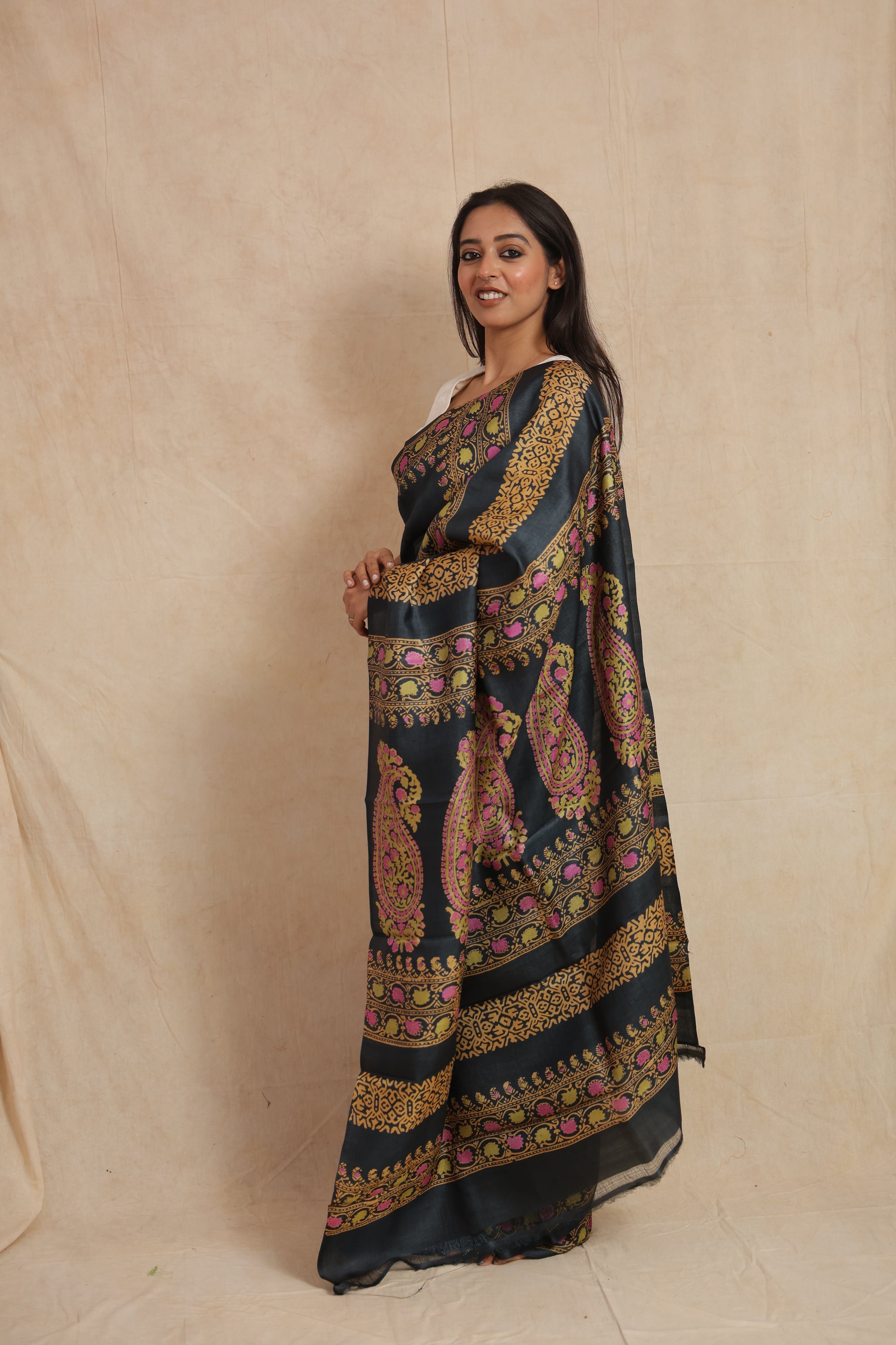 Side profile of printed Tussar silk saree featuring traditional paisley patterns