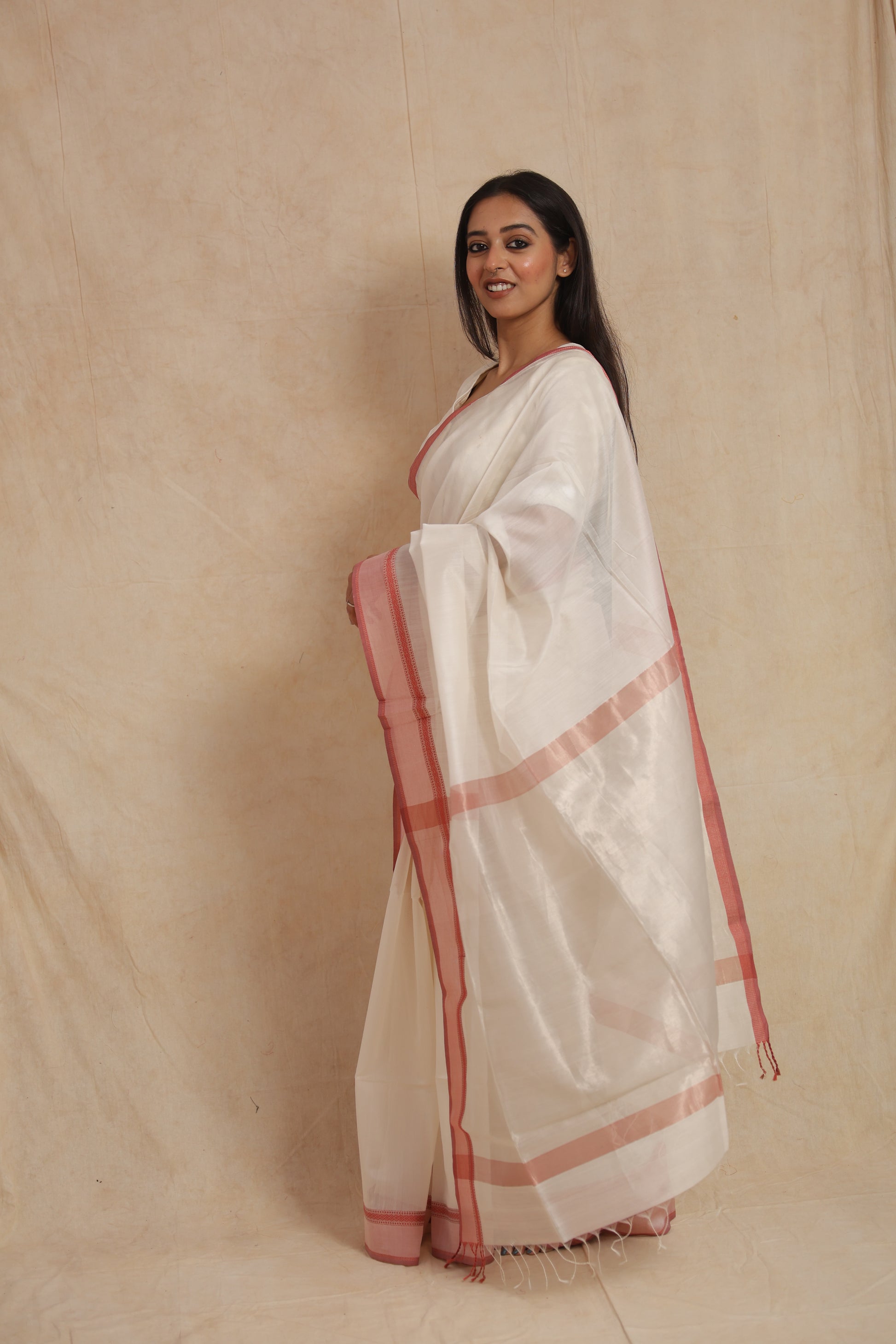 Side profile of ivory white Maheshwari handloom silk cotton saree with soft pink accents