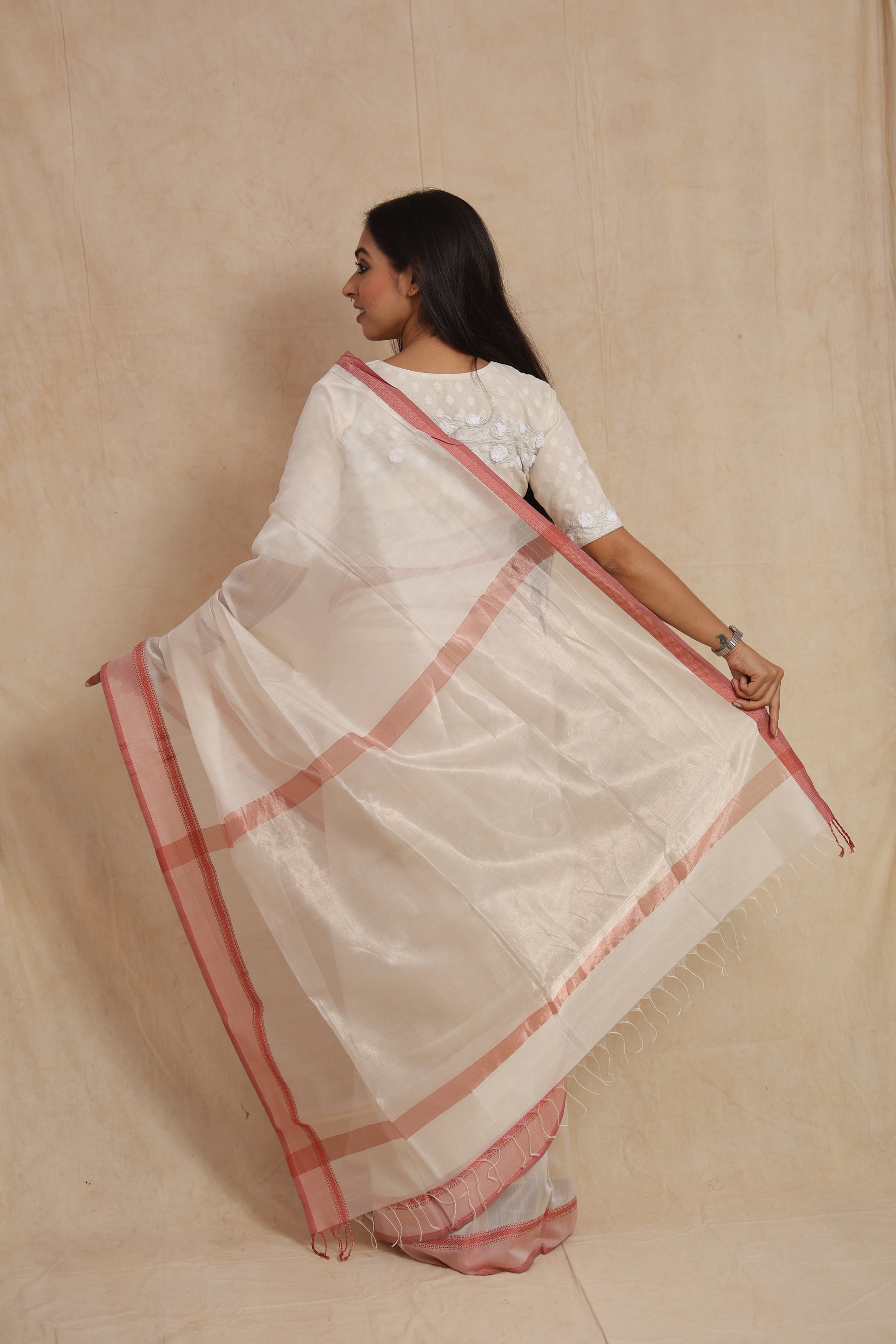 Back pallu view of ivory white Maheshwari silk cotton saree with blush pink woven border