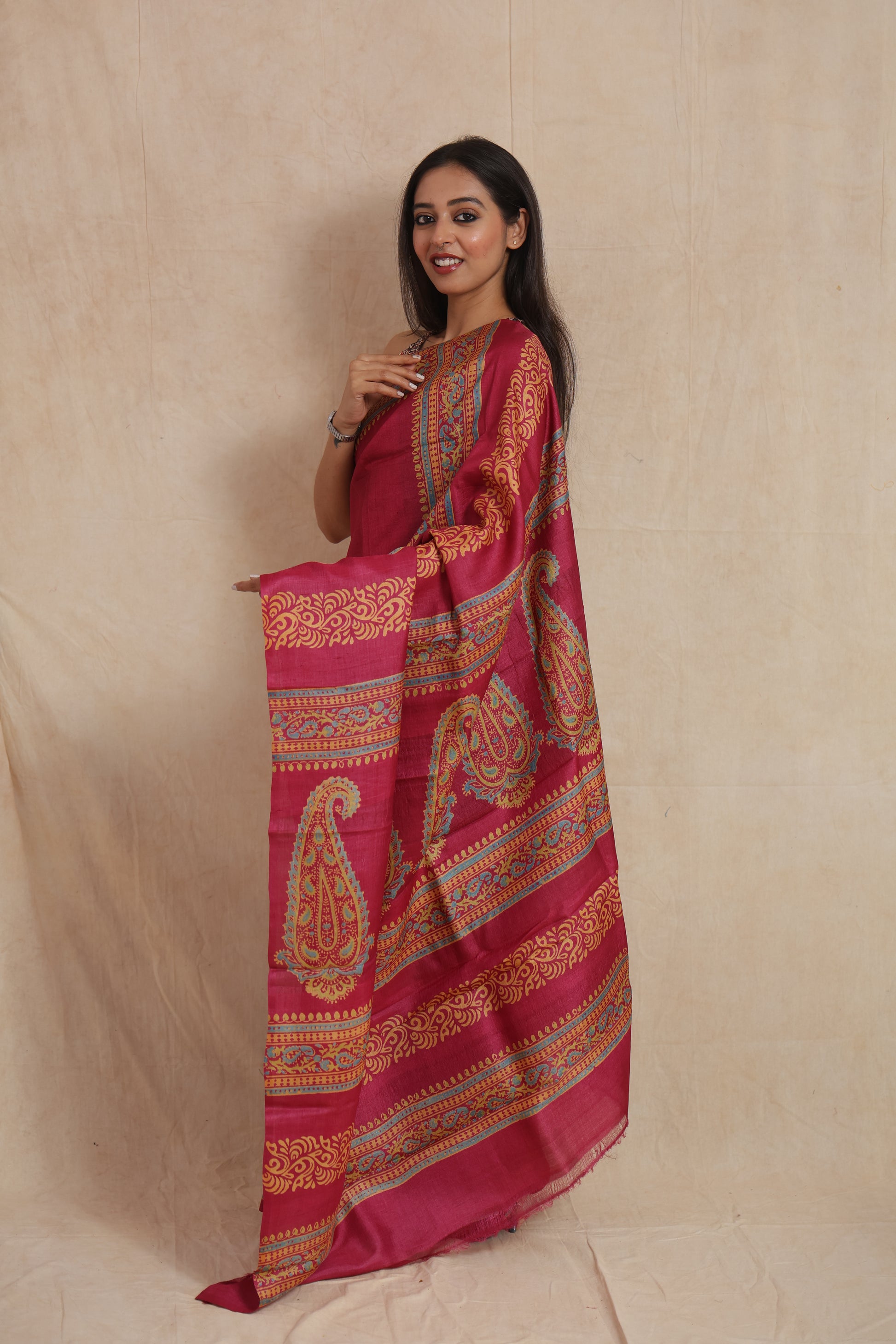 Side view of magenta Tassar print saree featuring intricate paisley prints