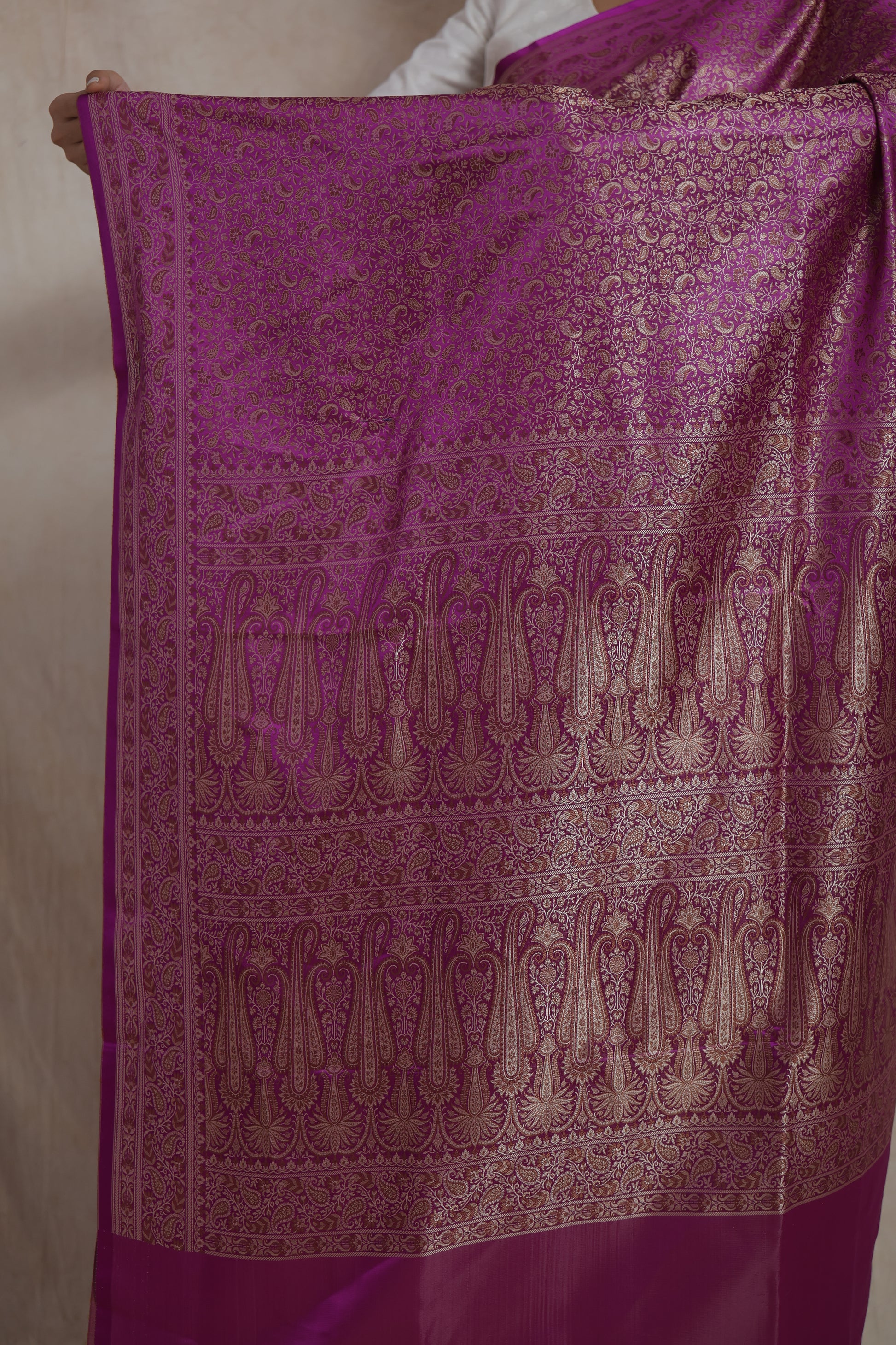 Close-up of the Banarasi silk pallu featuring intricate antique gold woven craftsmanship