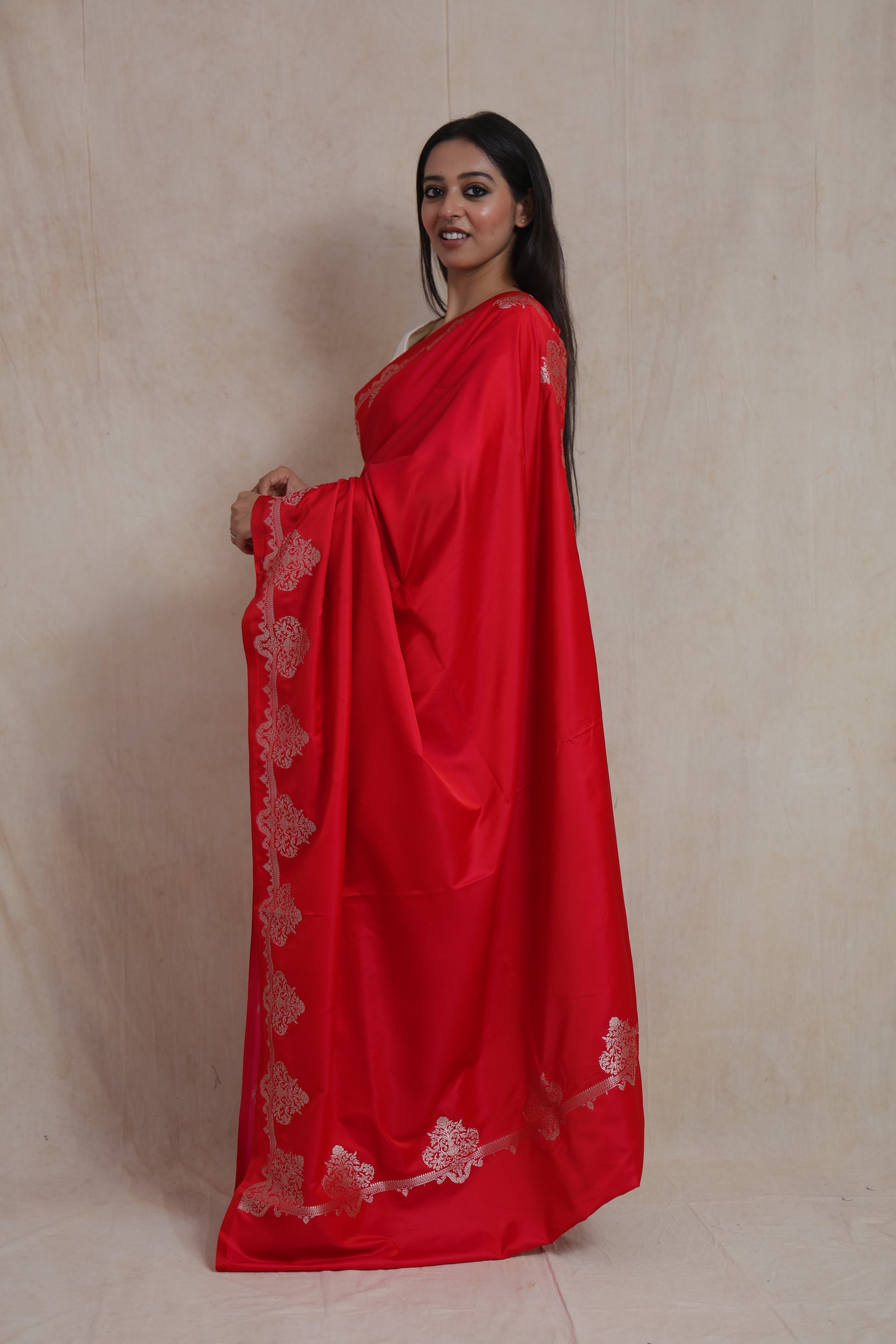 Side profile of Banarasi art silk saree featuring intricate floral border detailing