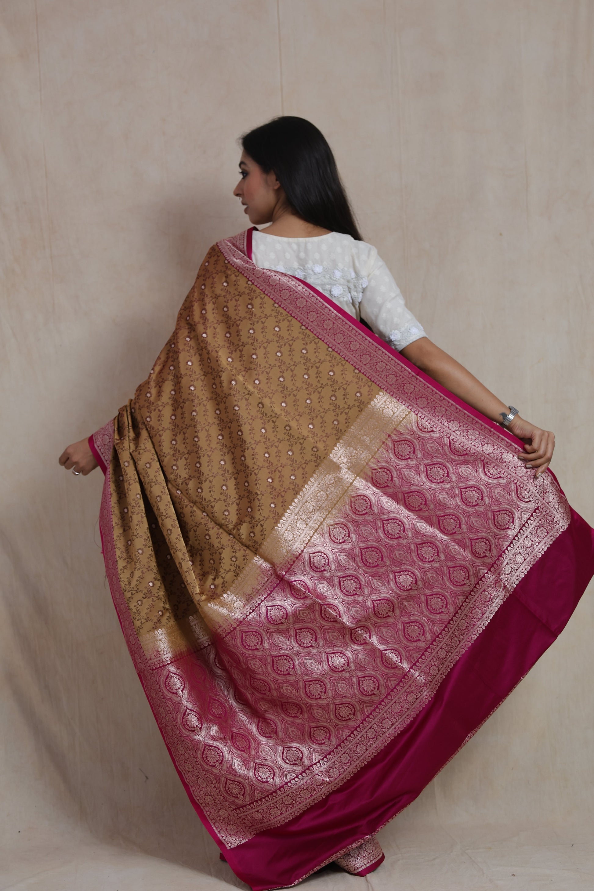 Back view of Banarasi silk saree highlighting the intricately woven pink pallu