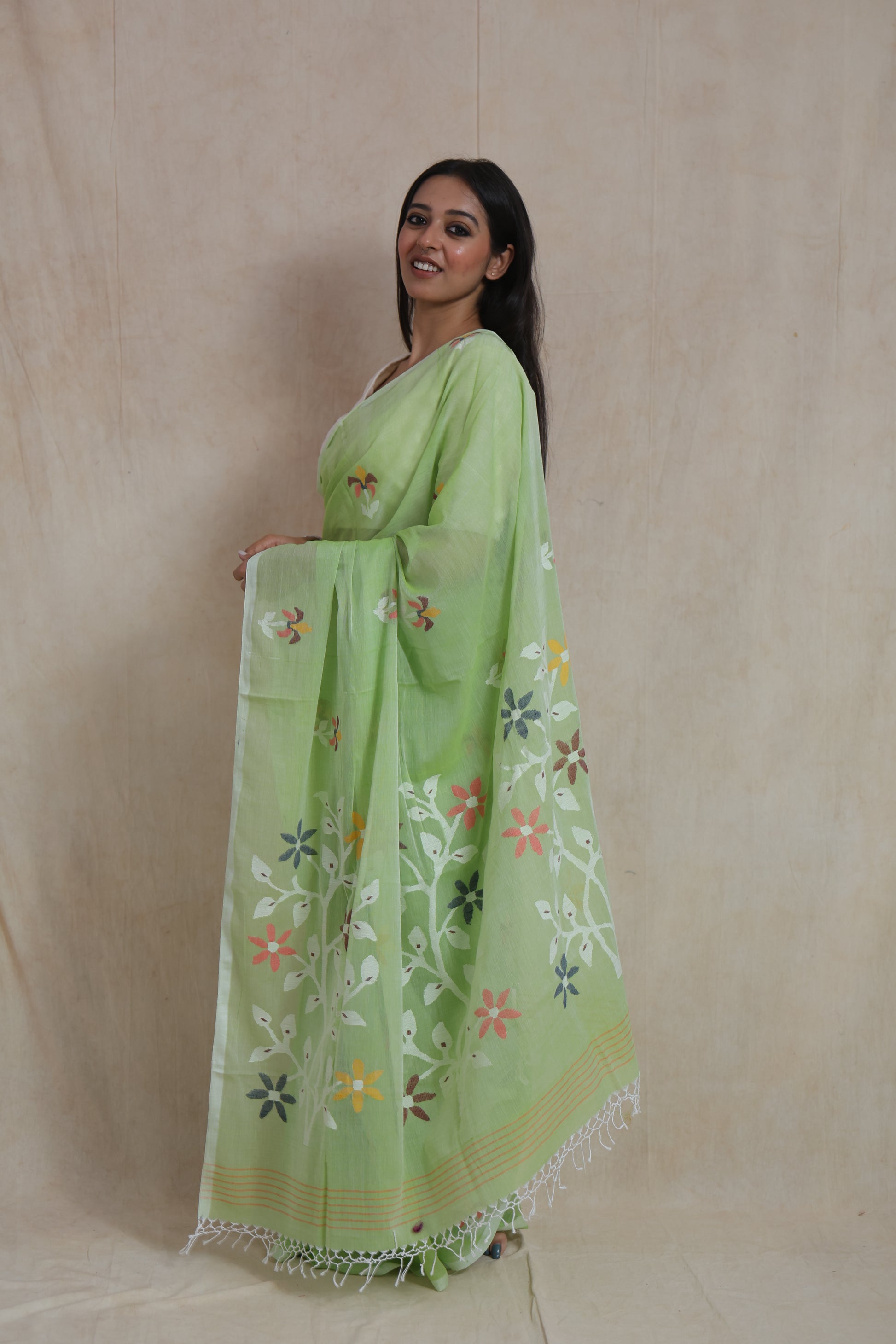 Side profile of handwoven Bengal Cotton Fulia saree with floral woven pallu and tassels