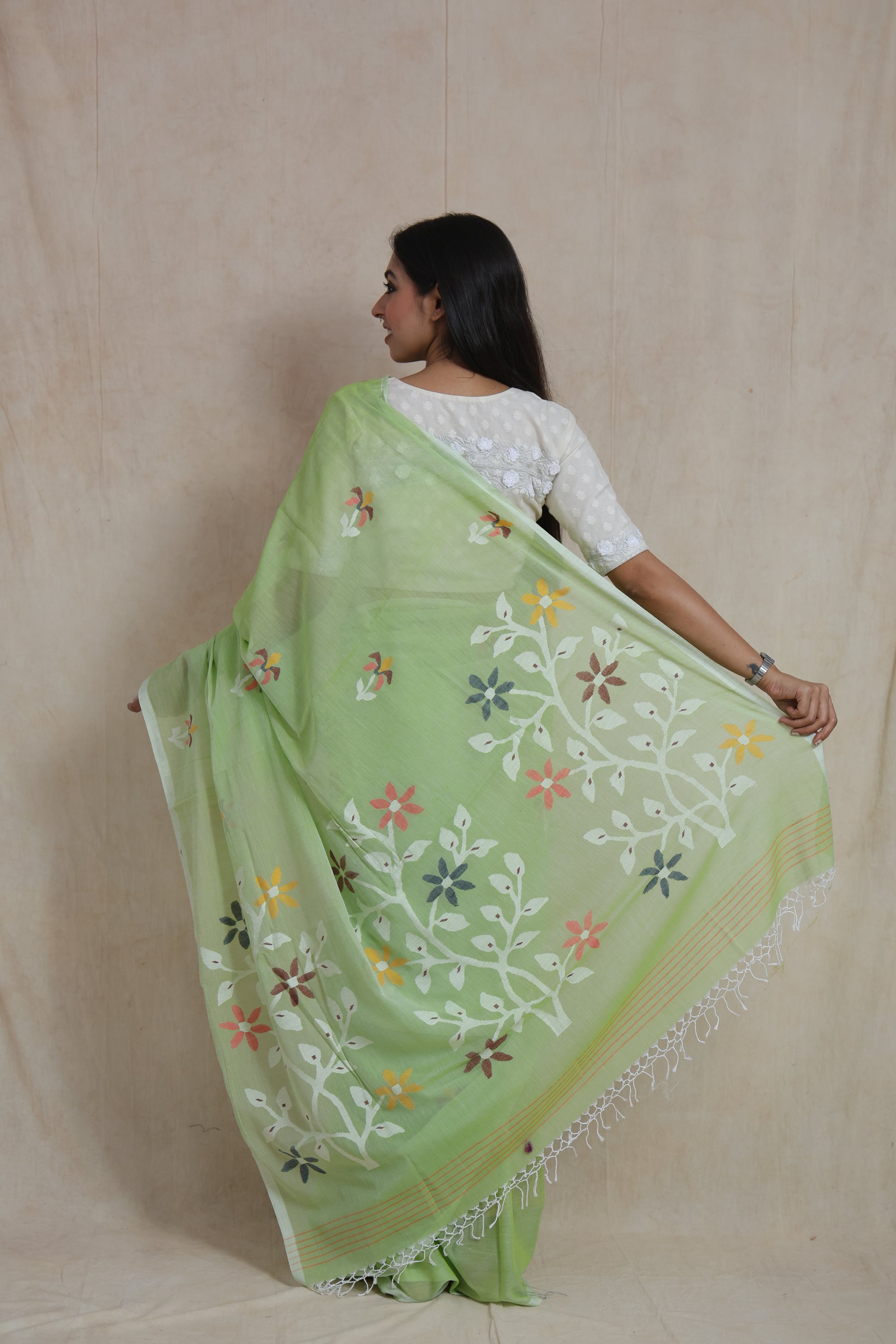 Detailed pallu view of Bengal Cotton Fulia saree showcasing multicolor floral vine motifs
