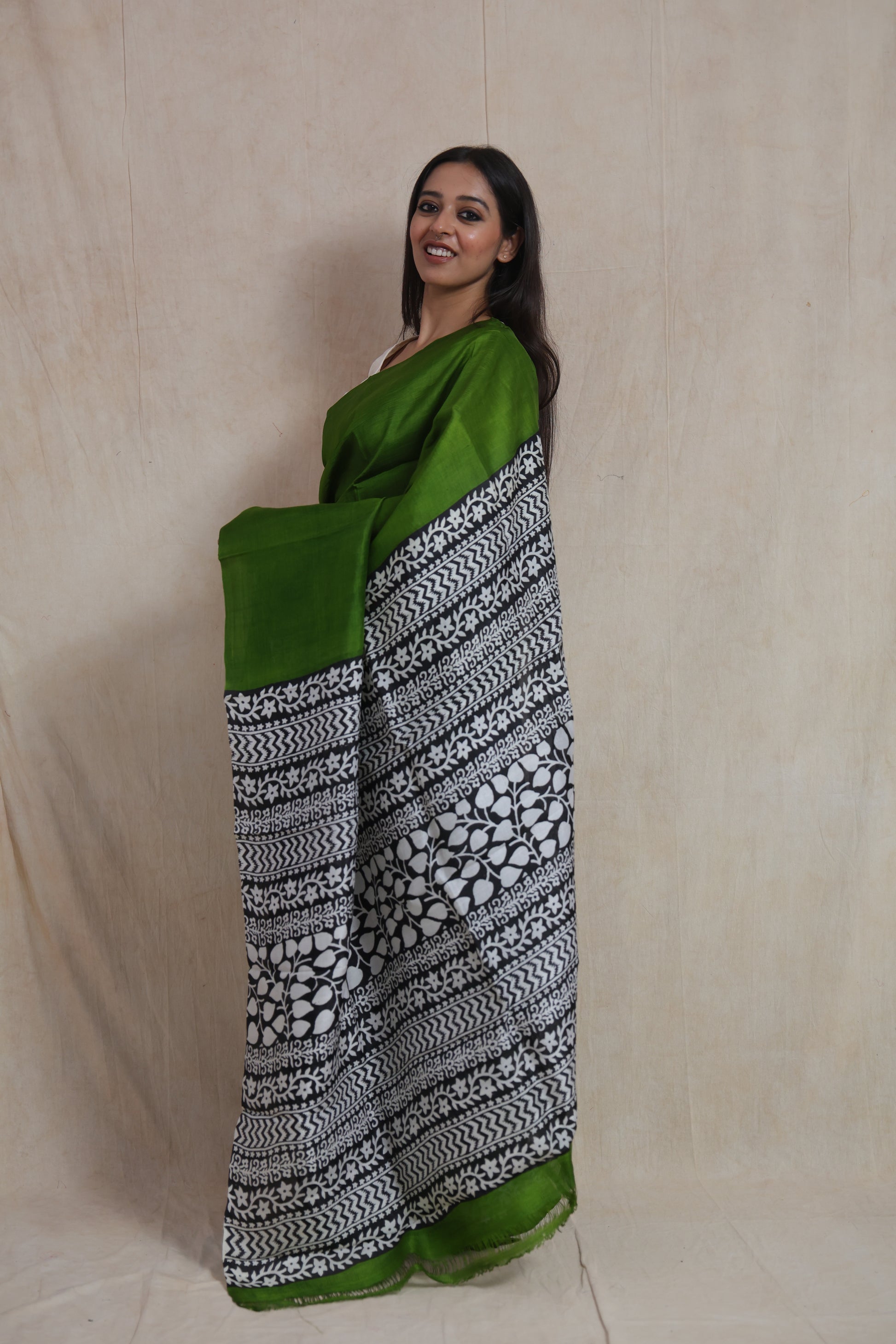 Side profile of emerald green Garad silk saree highlighting the artistic printed pallu