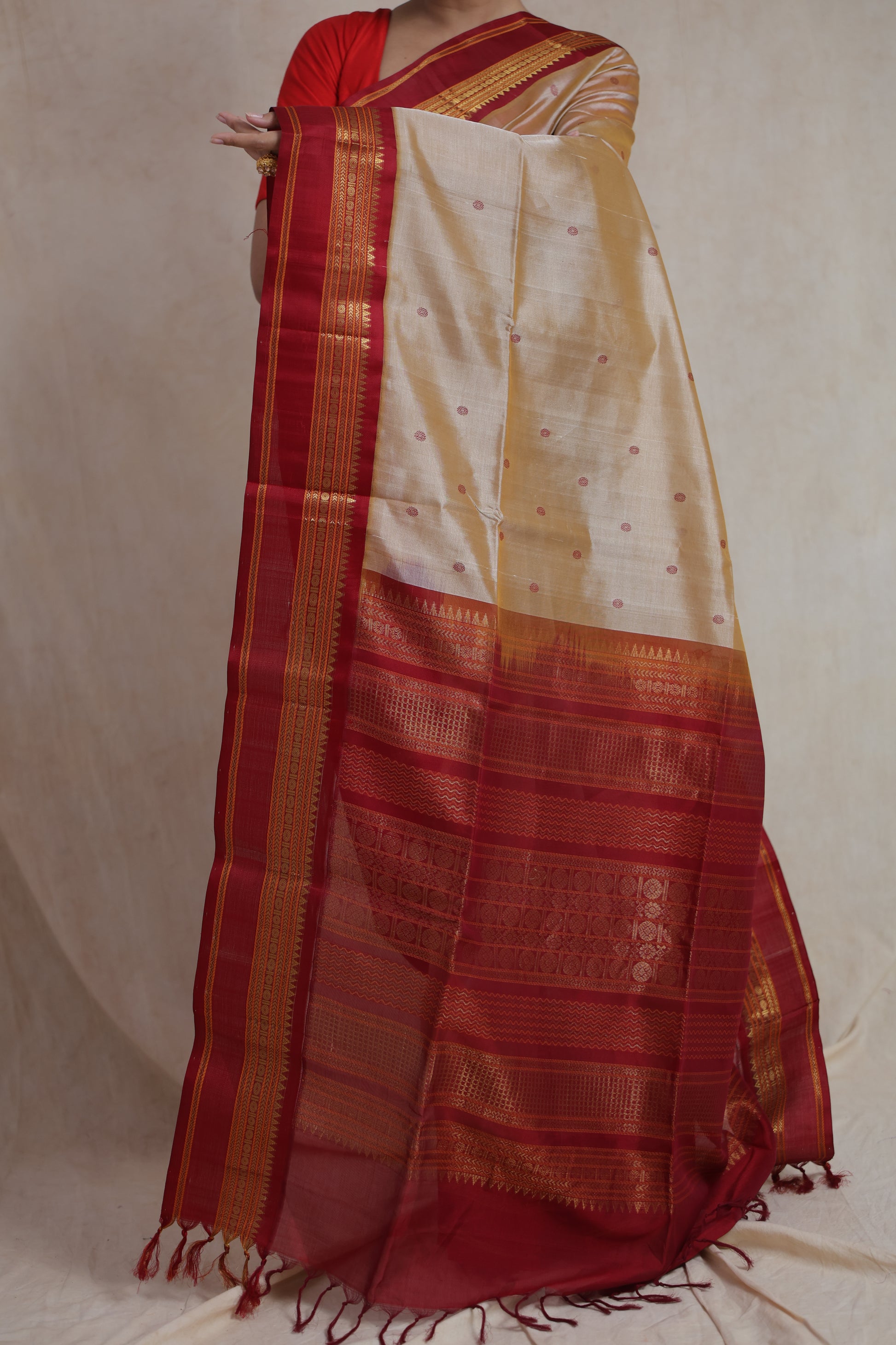 Full view of the beige Kanchipuram Handloom SICO saree pallu with traditional woven design