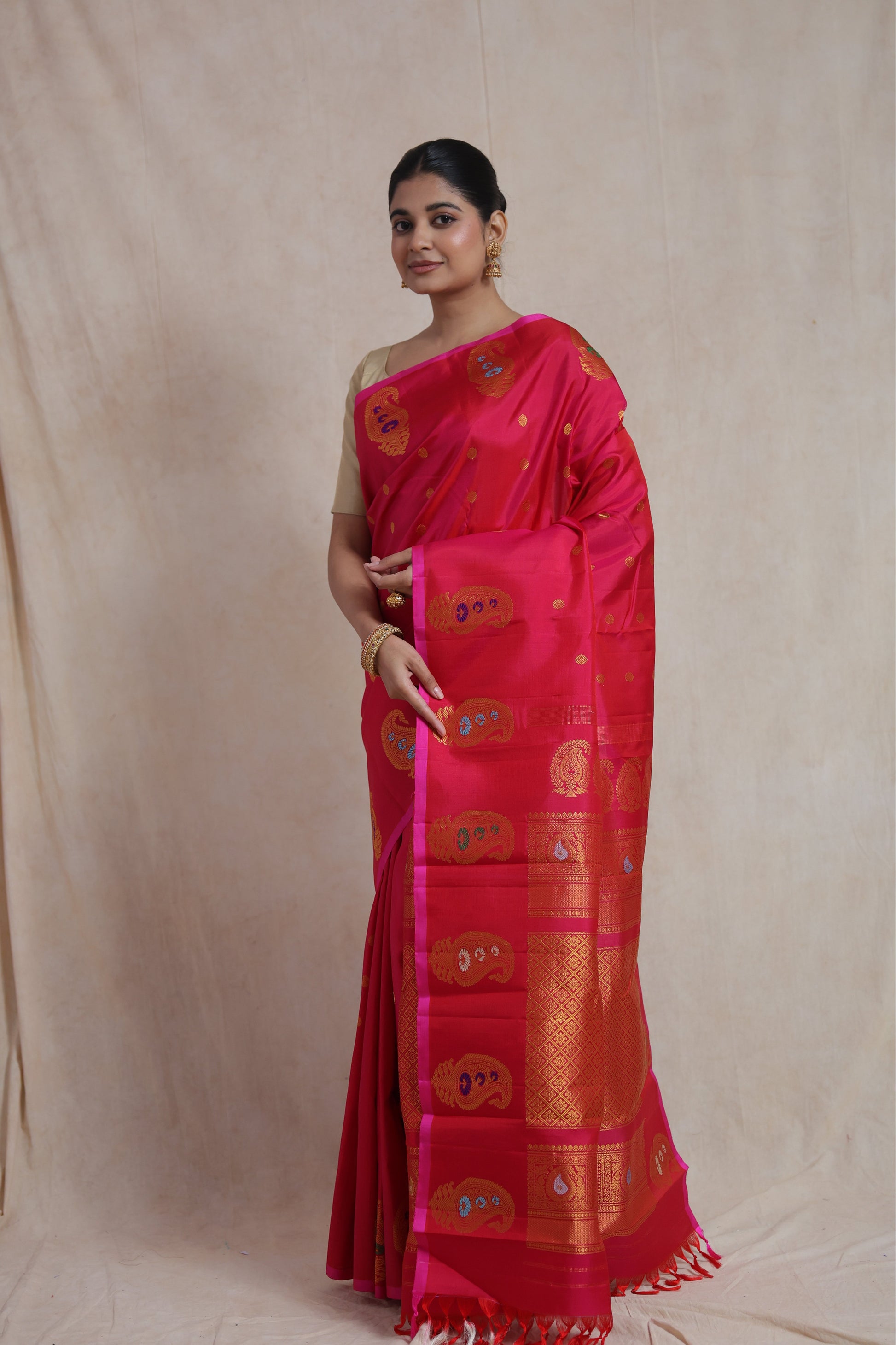 Side view of the rani pink Gadwal silk saree showcasing the elegant woven border and pallu.