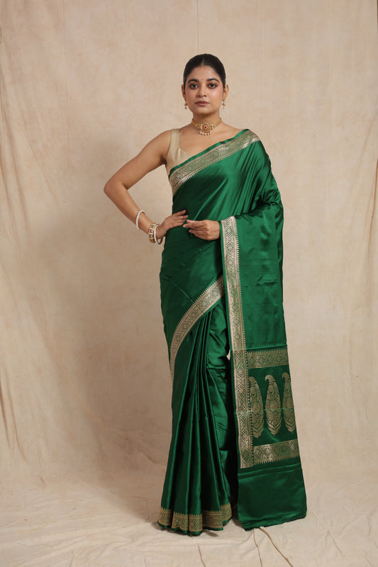 Full view of emerald green Banarasi art silk saree with woven border and paisley pallu