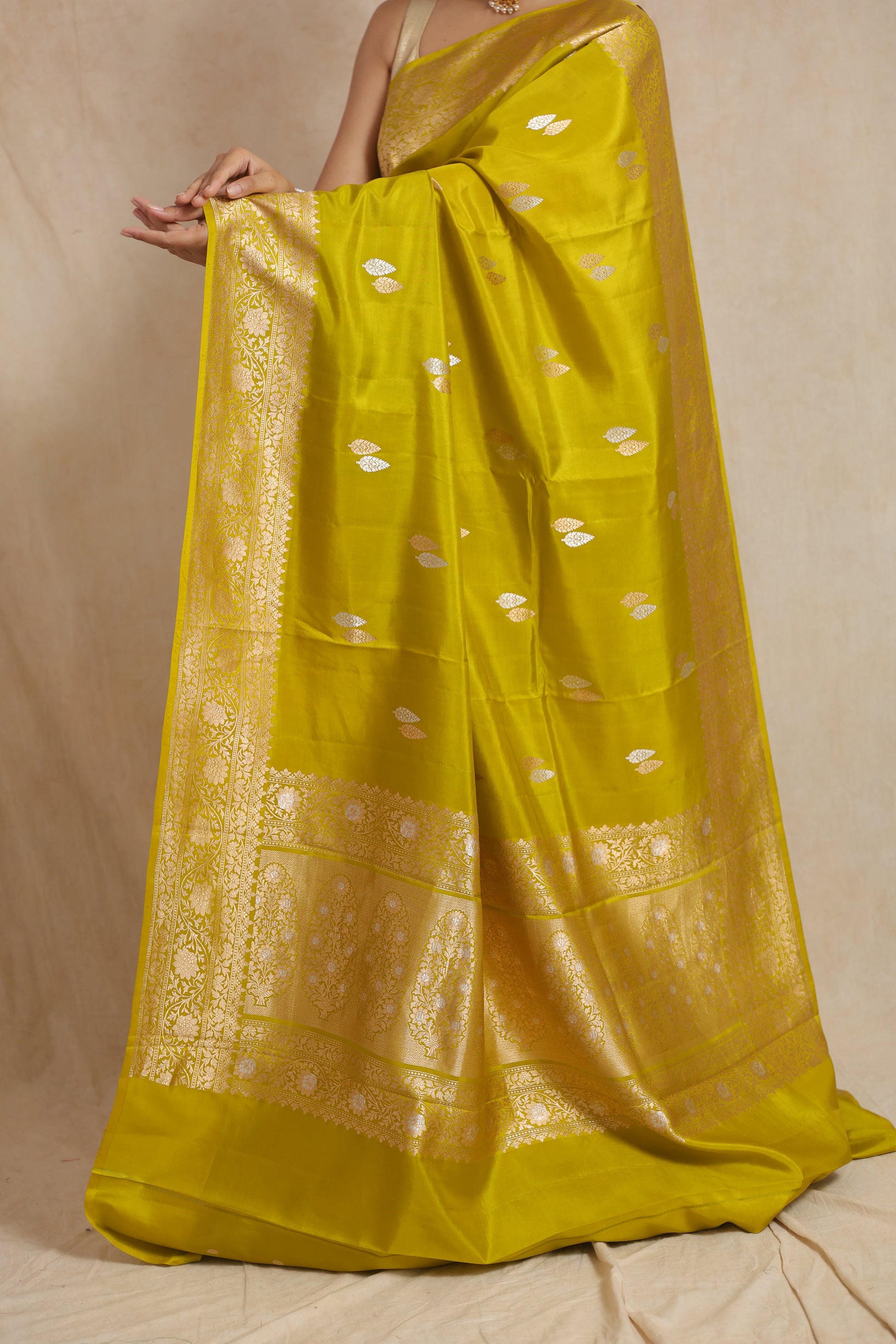 Richly woven Banarasi silk pallu with intricate floral border design