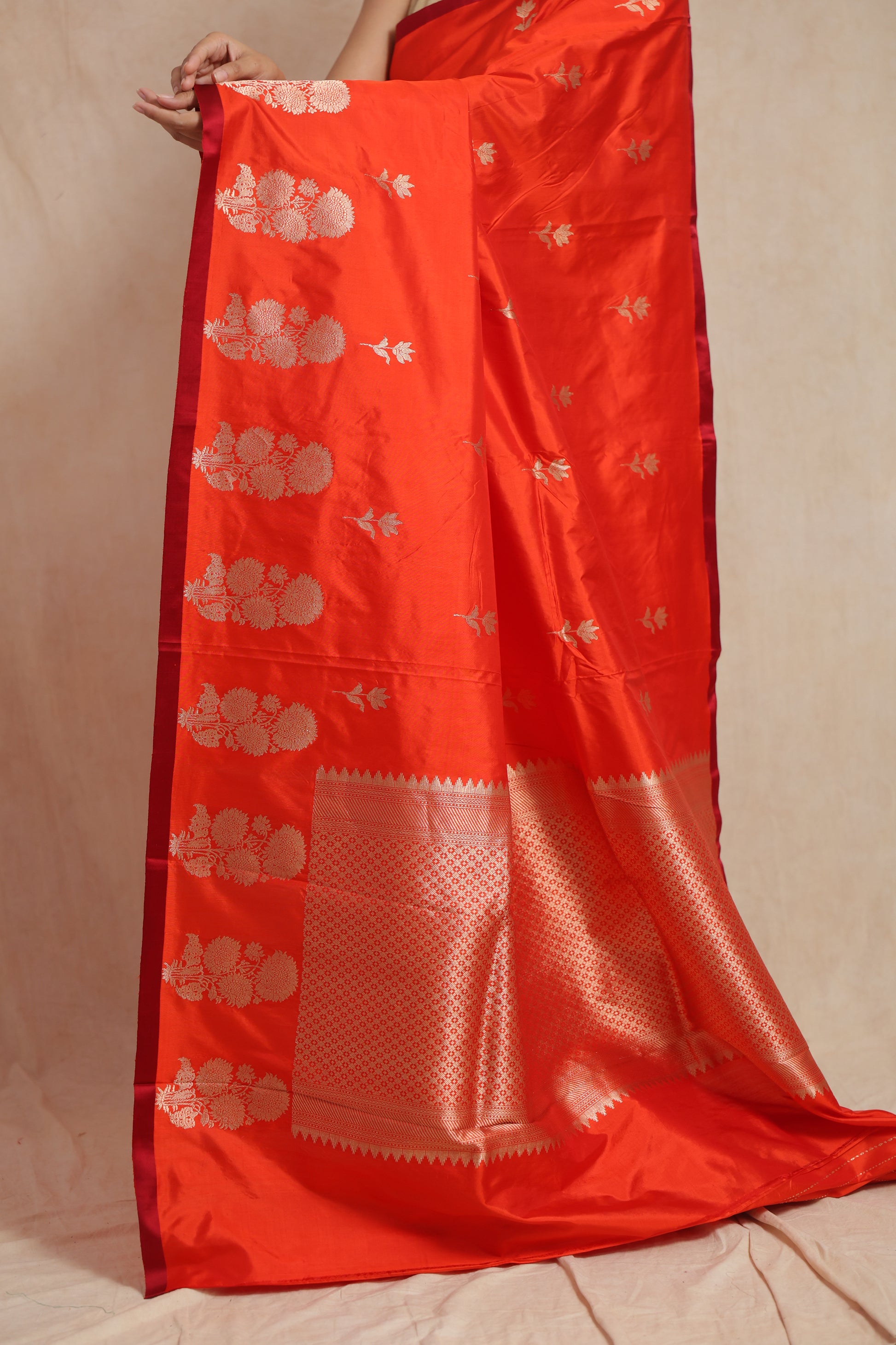 Detailed view of the Banarasi silk pallu with intricate floral weaving