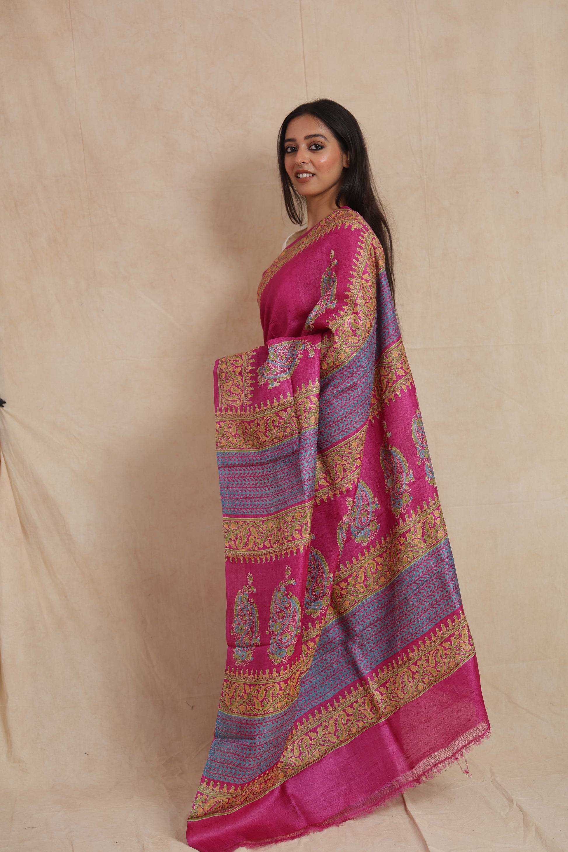Side profile of rani pink Tussar print saree with detailed decorative pallu