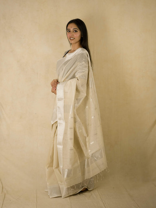 HANDWOVEN OFF-WHITE COLOUR MAHESWARI SILK-COTTON SAREE WITH 77 CM BLOUSE PIECE