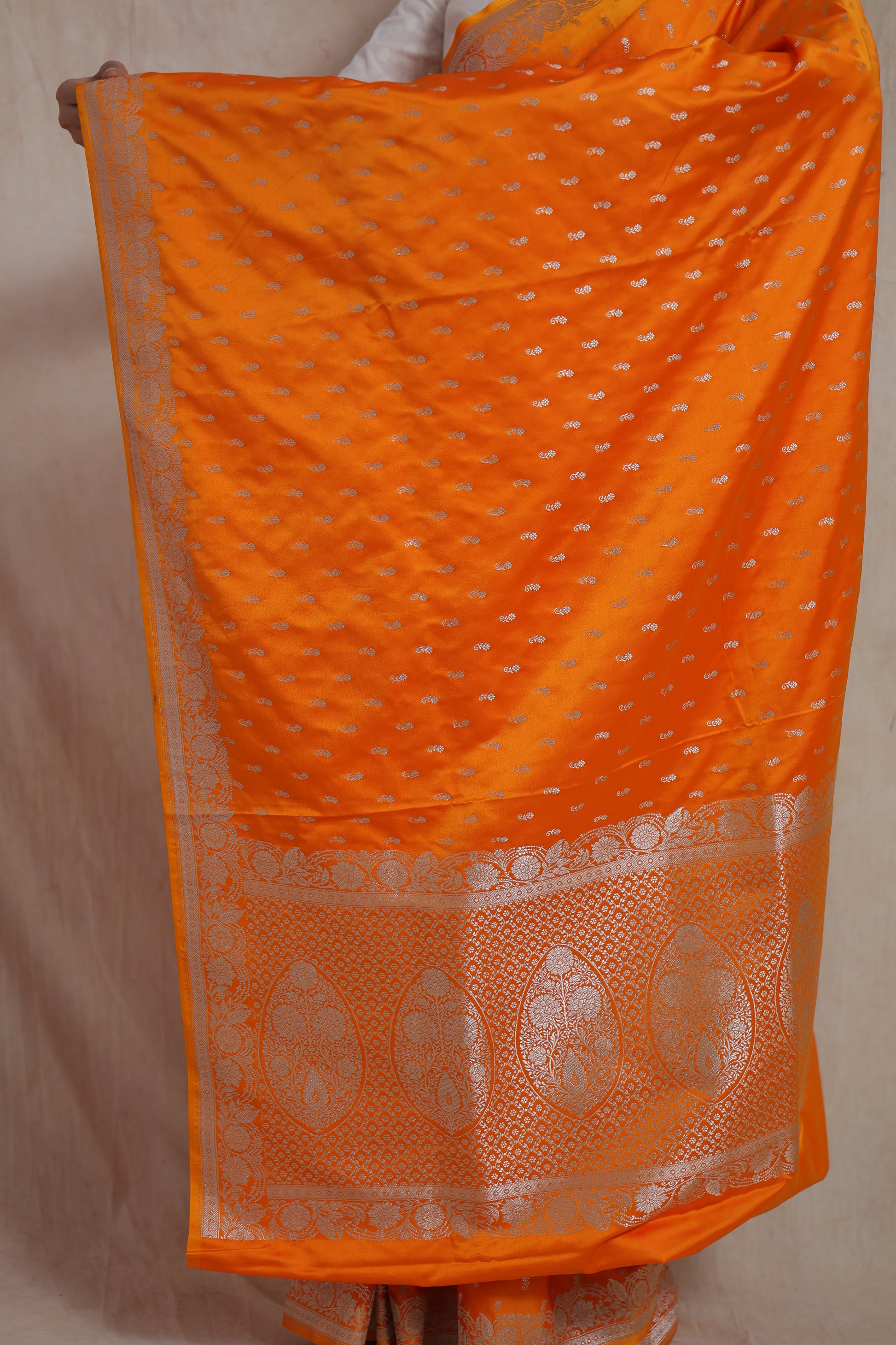 Detailed view of Banarasi silk pallu featuring intricate woven motifs and craftsmanship