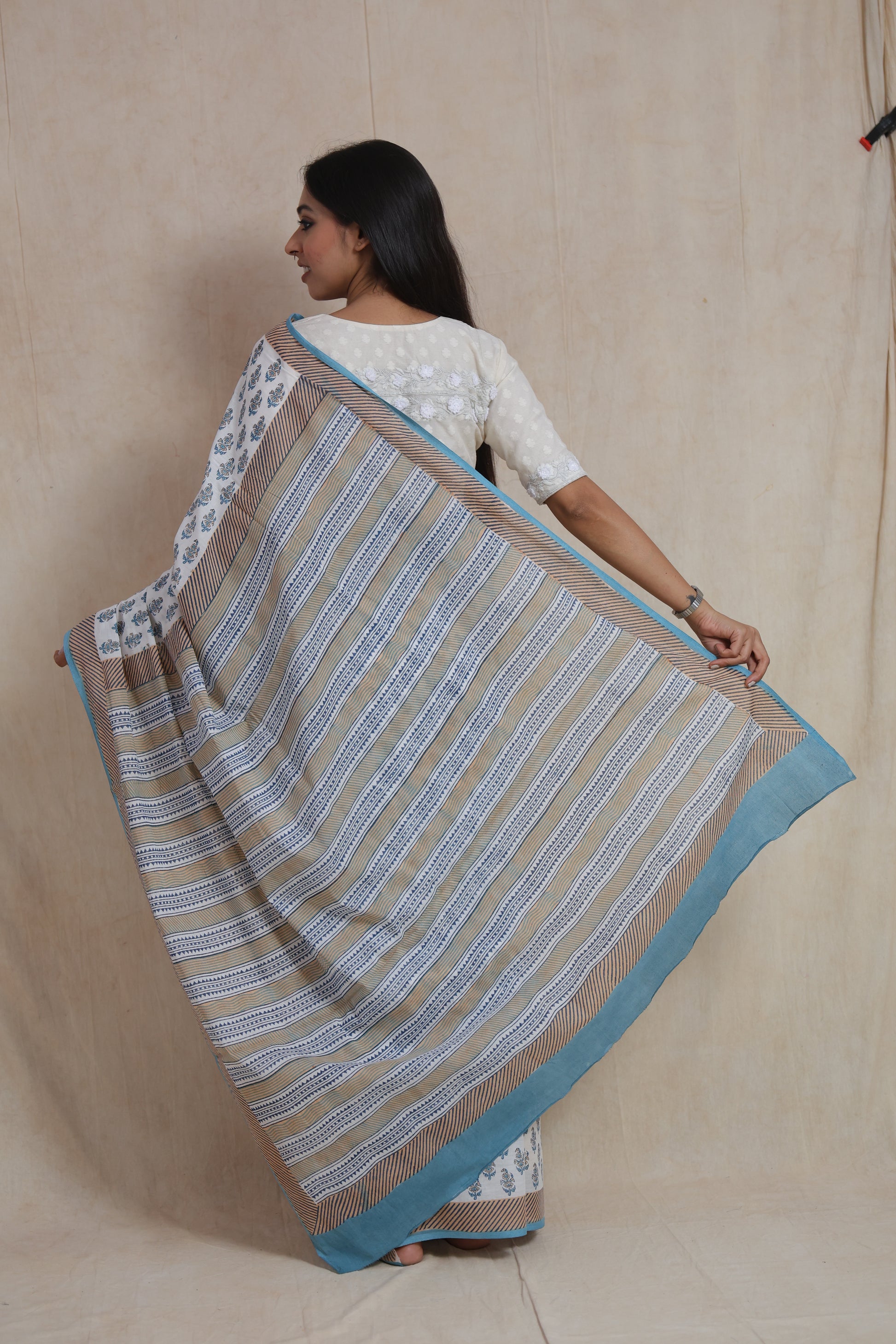 Back pallu view of white and sky blue Sanghnaree cotton saree