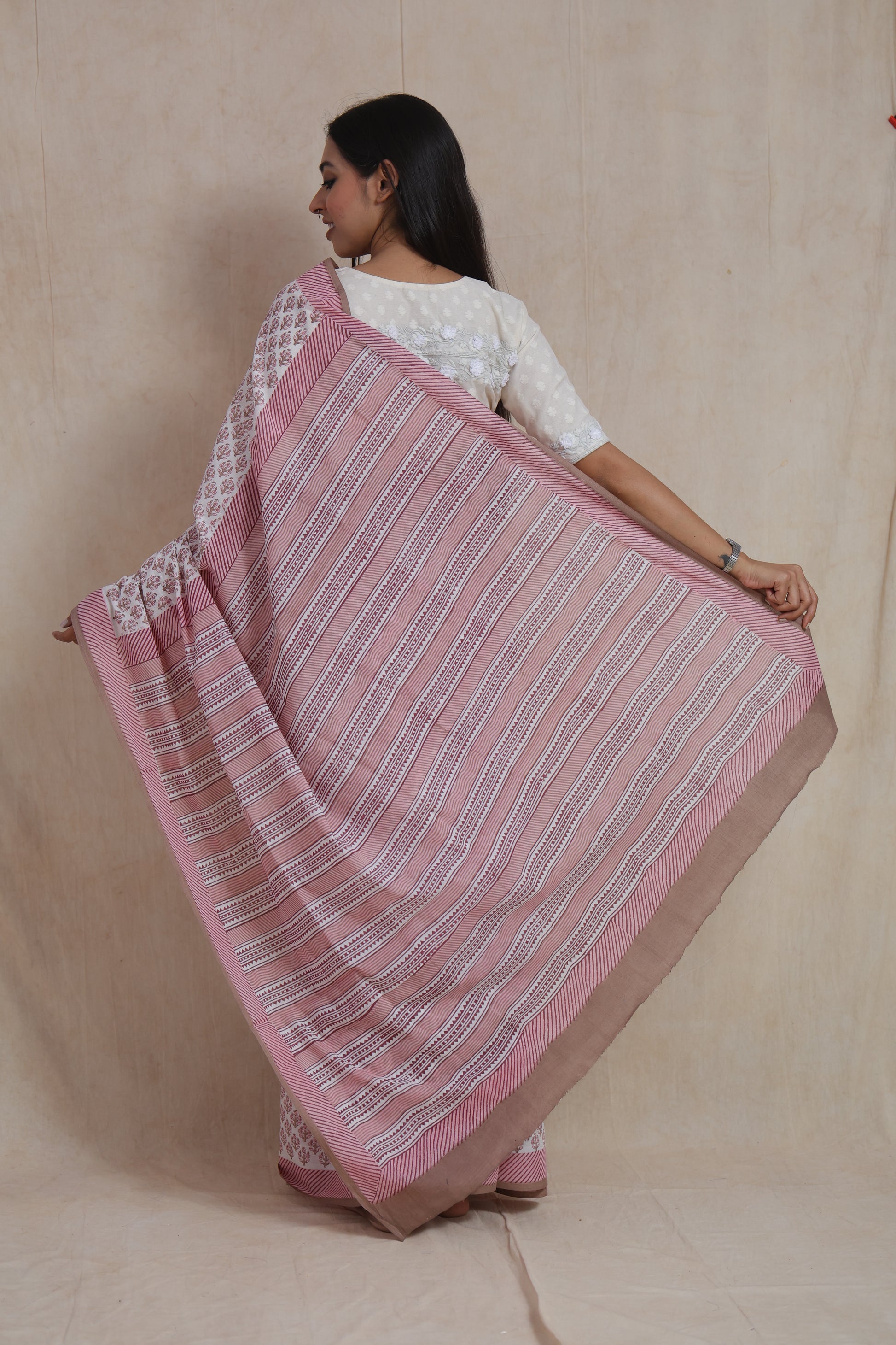 Back pallu view of white and dusty pink Sanghnaree cotton saree
