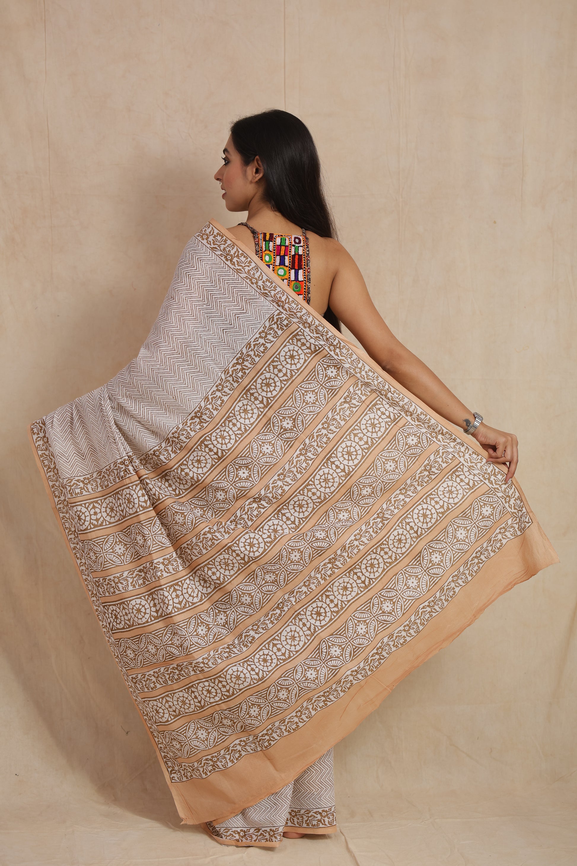 Back pallu view of beige Sanganeri cotton saree with geometric motifs