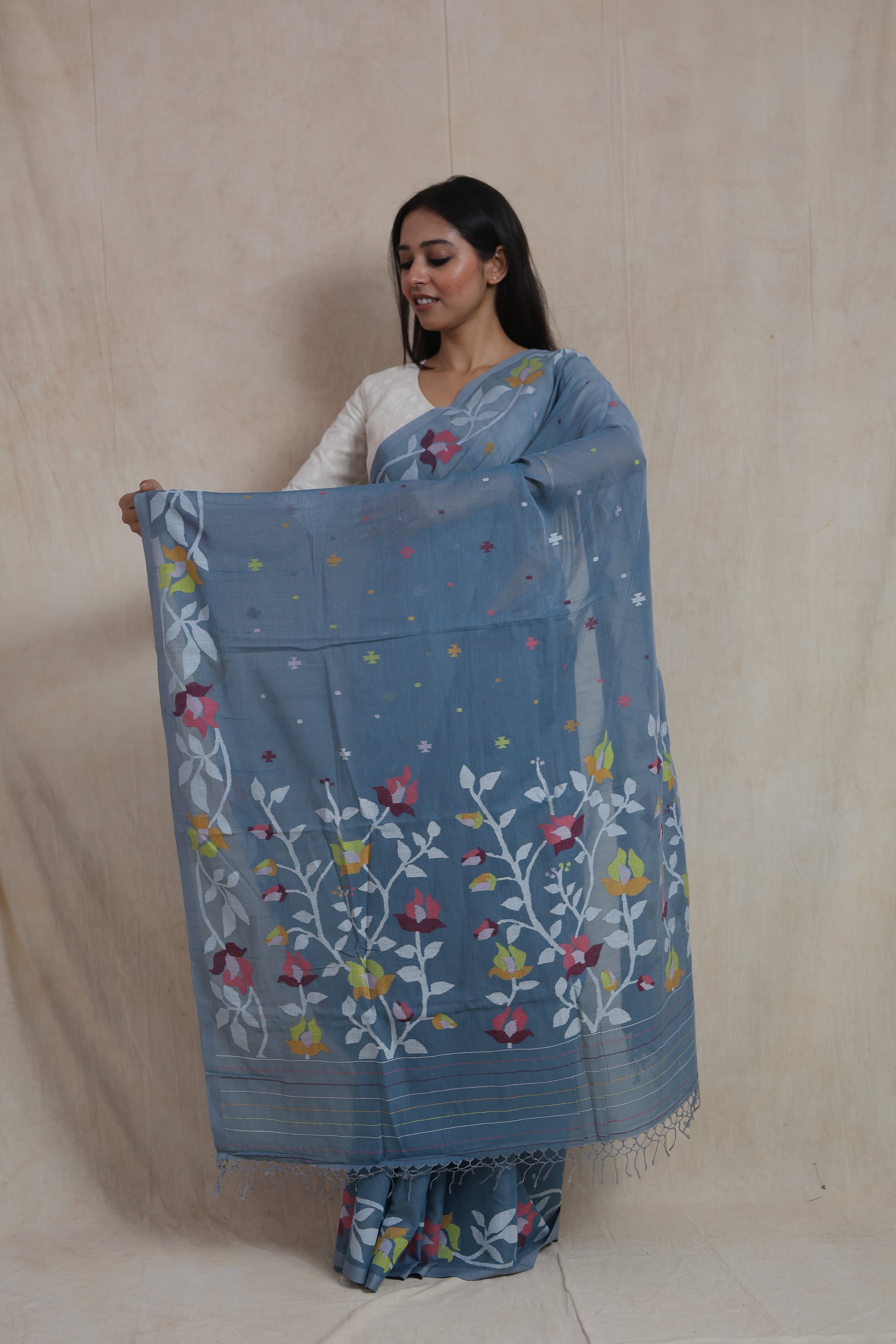 Full pallu display of dusty blue Bengal Fulia cotton saree with floral weaving