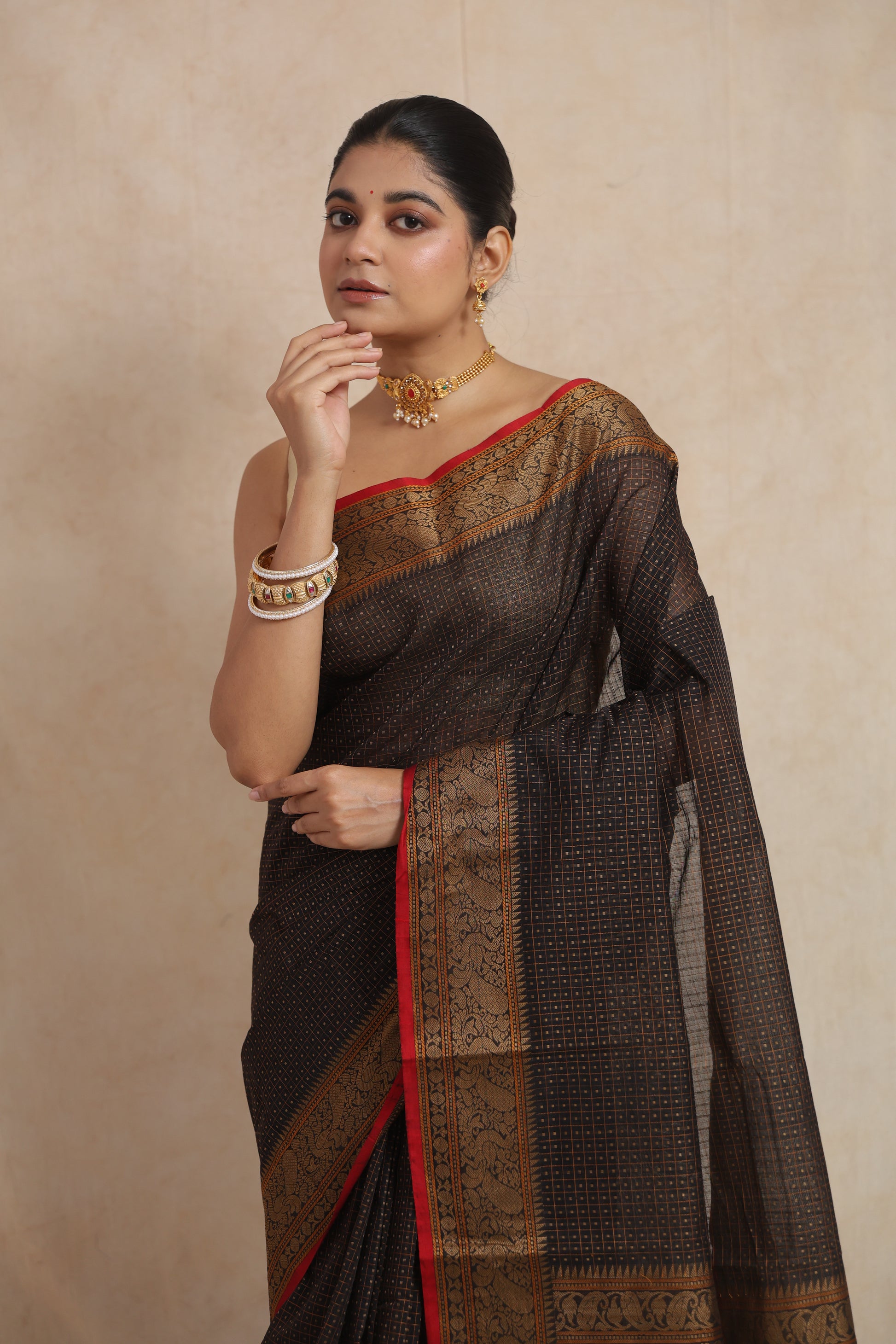 Back pallu display of black Kanchipuram cotton saree