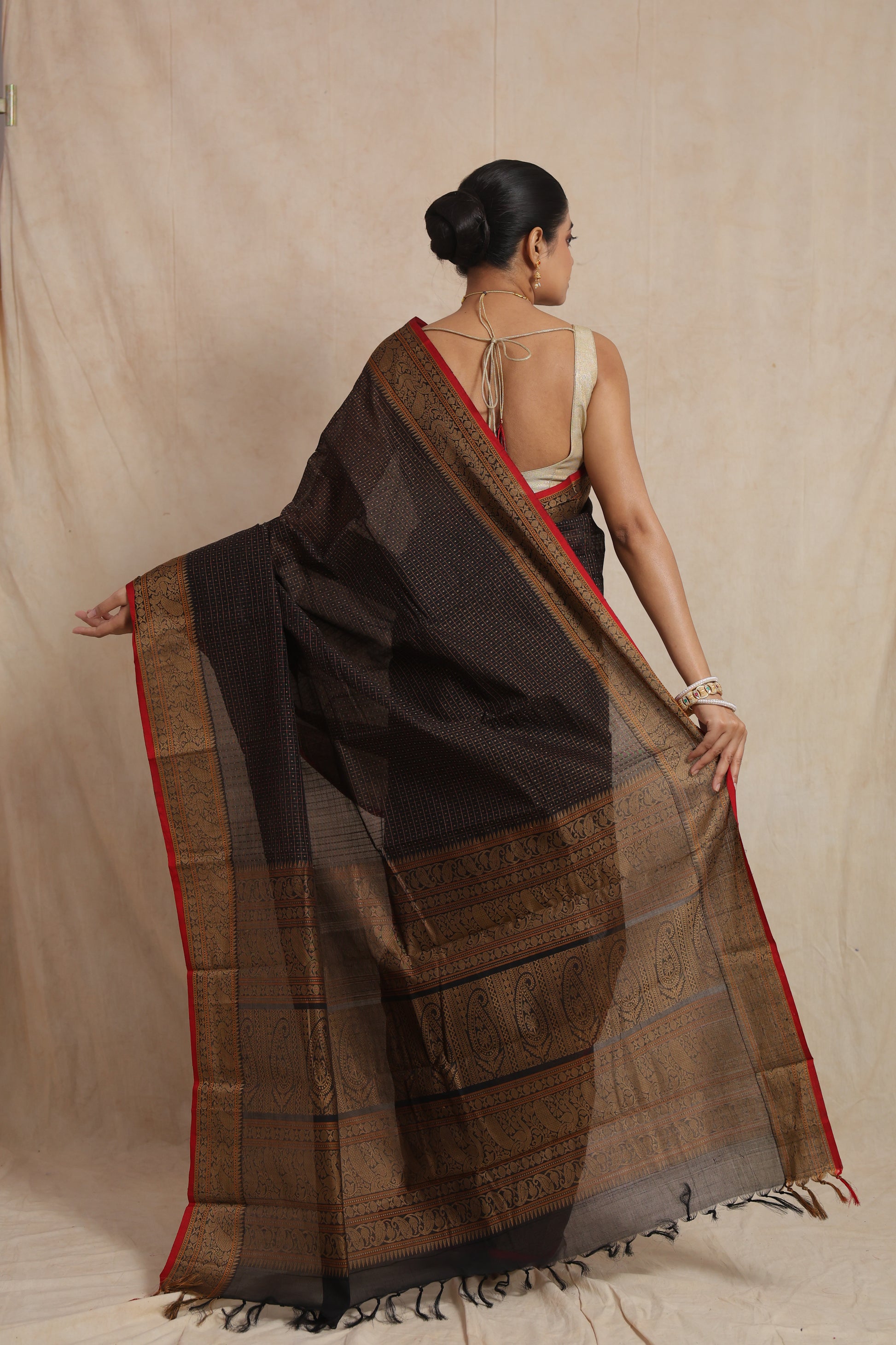 Full pallu detail of black Kanchipuram cotton saree