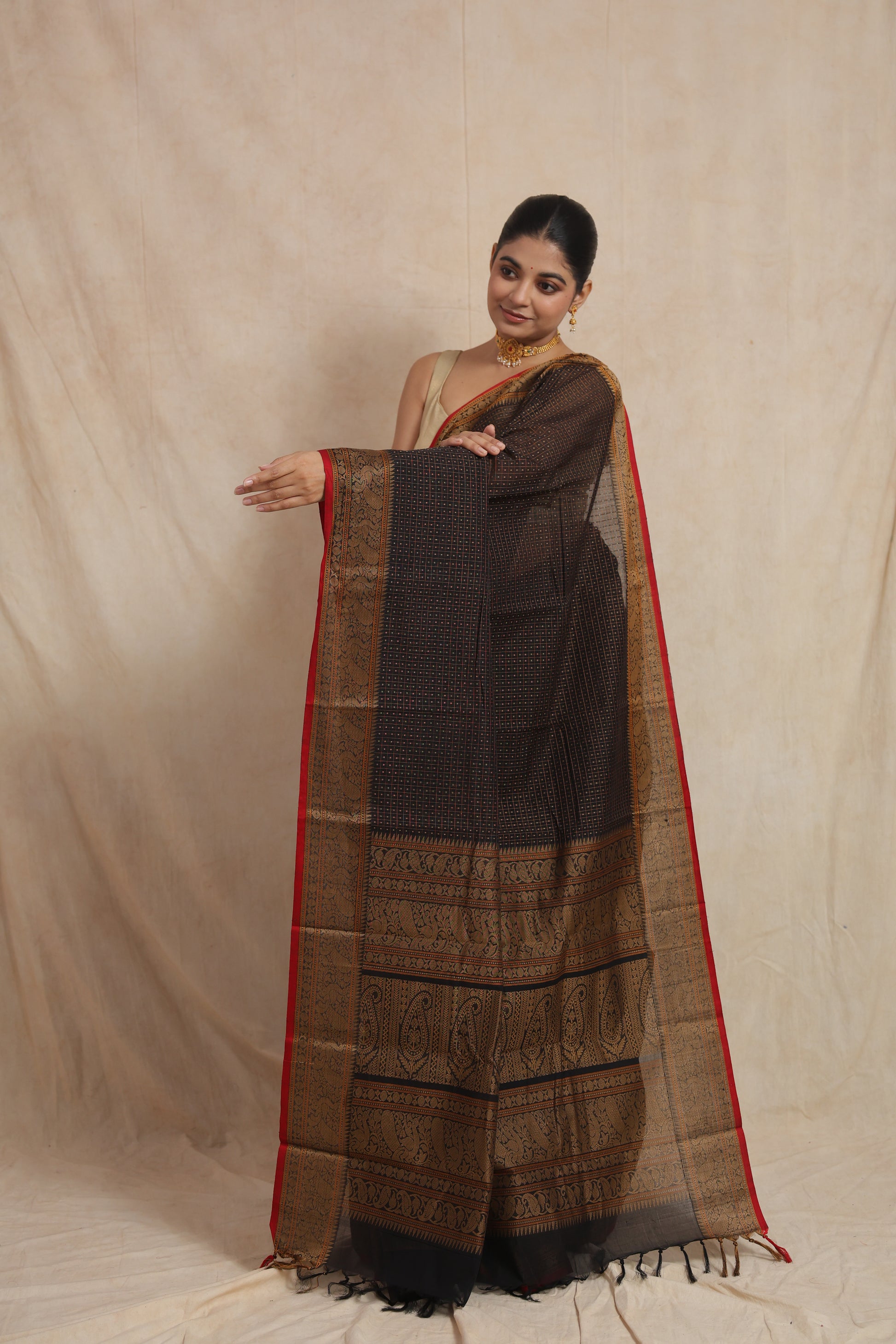 Detailed woven pallu of black Kanchipuram cotton saree