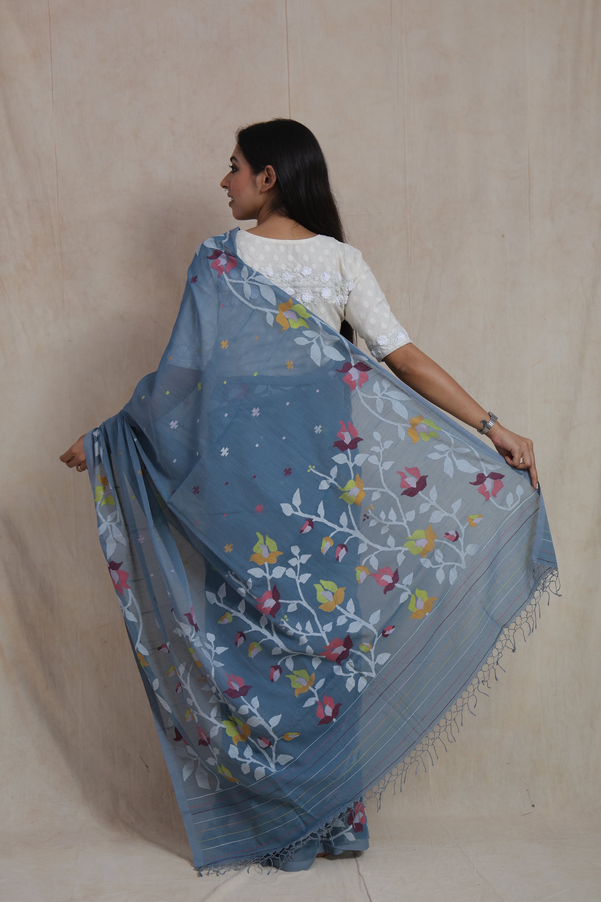 Back pallu view of dusty blue Bengal Fulia cotton saree with floral vine motifs