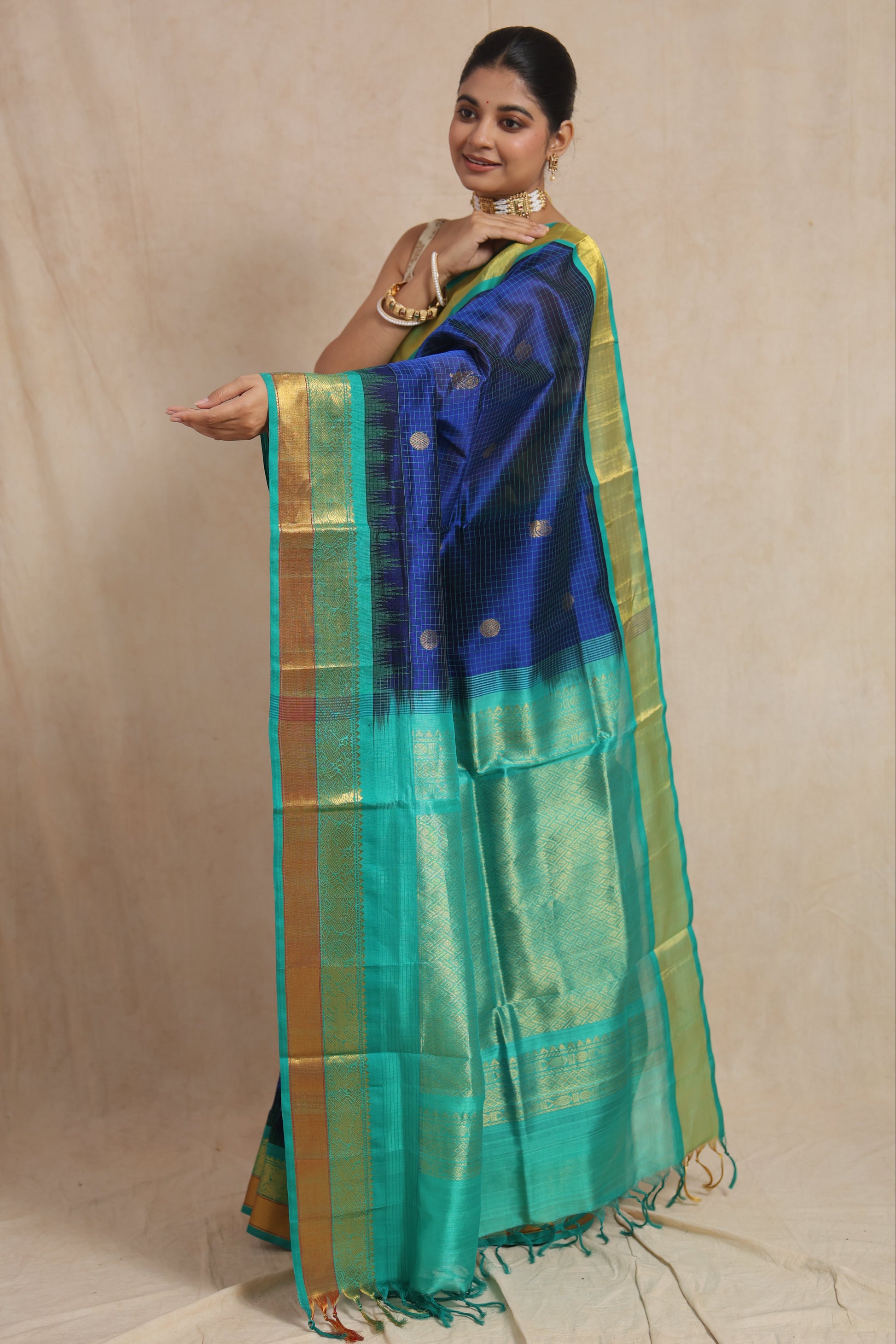 Rich woven pallu display of royal blue Kanchipuram Sico saree