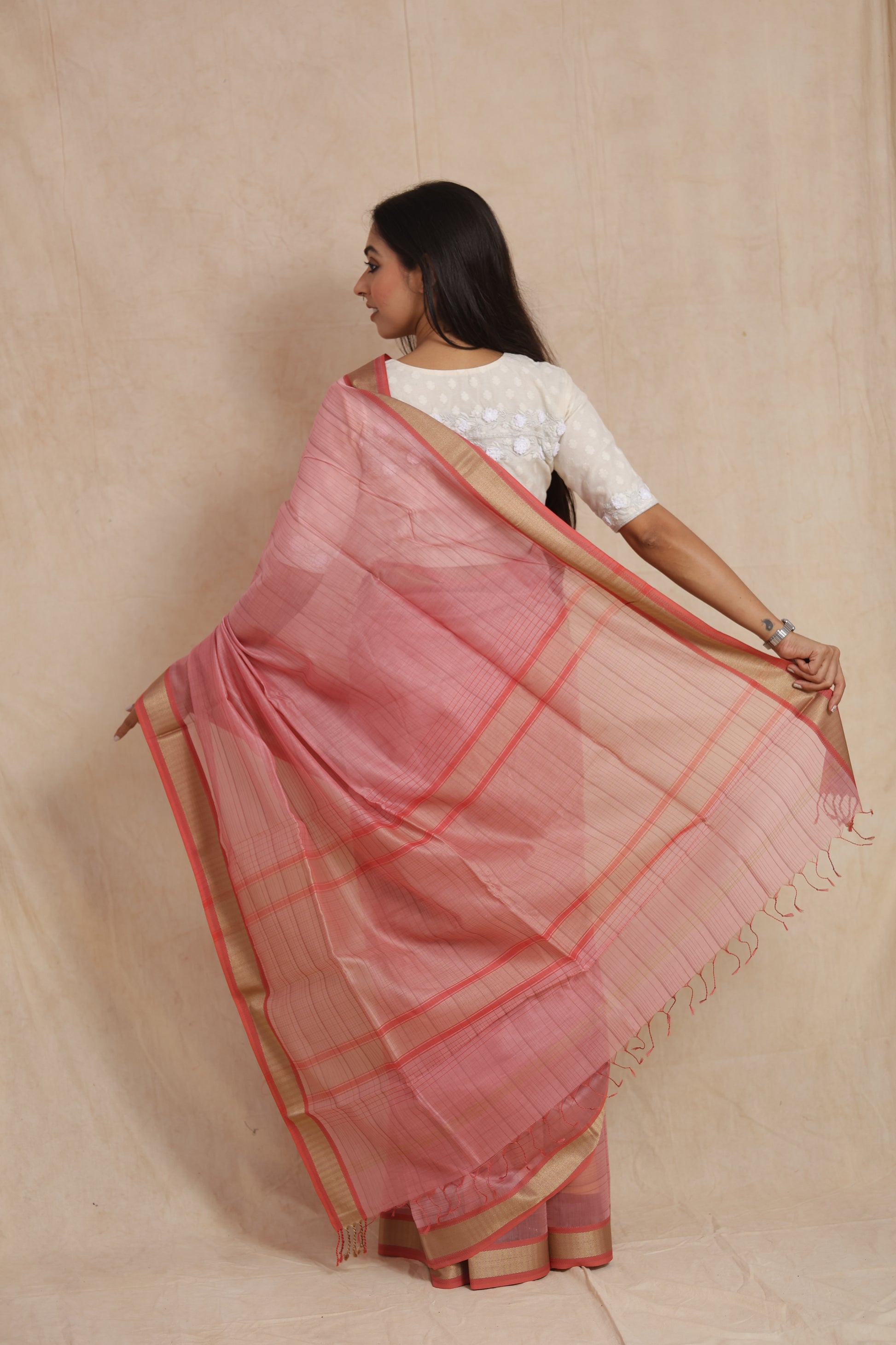 Back pallu display of blush pink Maheshwari cotton saree