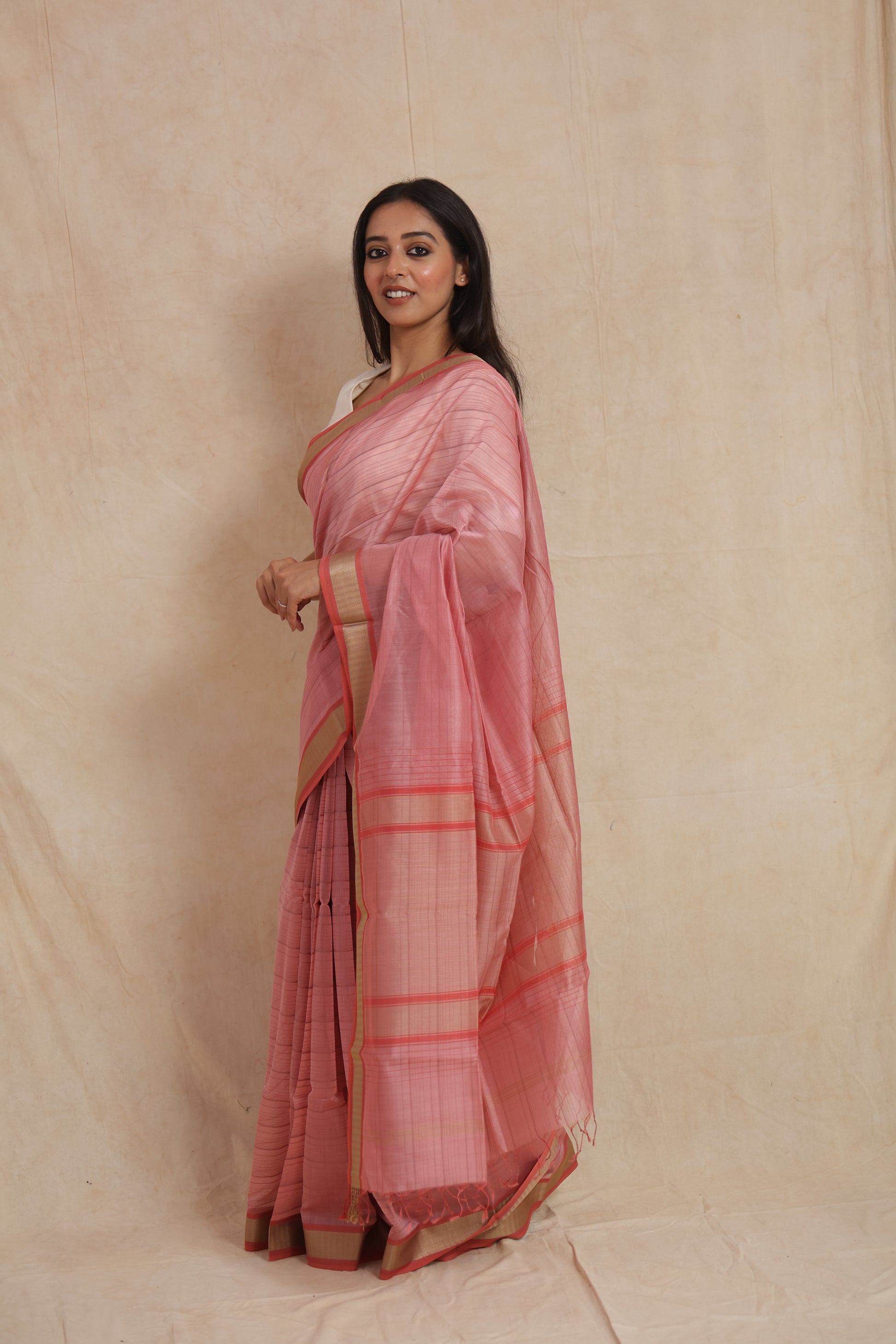 Side profile of blush pink Maheshwari cotton saree