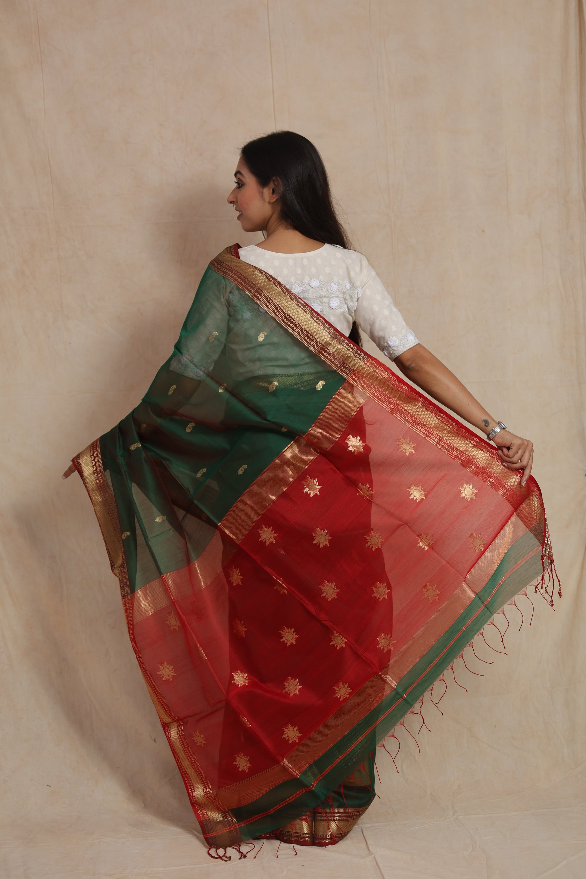 Back pallu view of bottle green Maheshwari handloom silk cotton saree with woven zari motifs