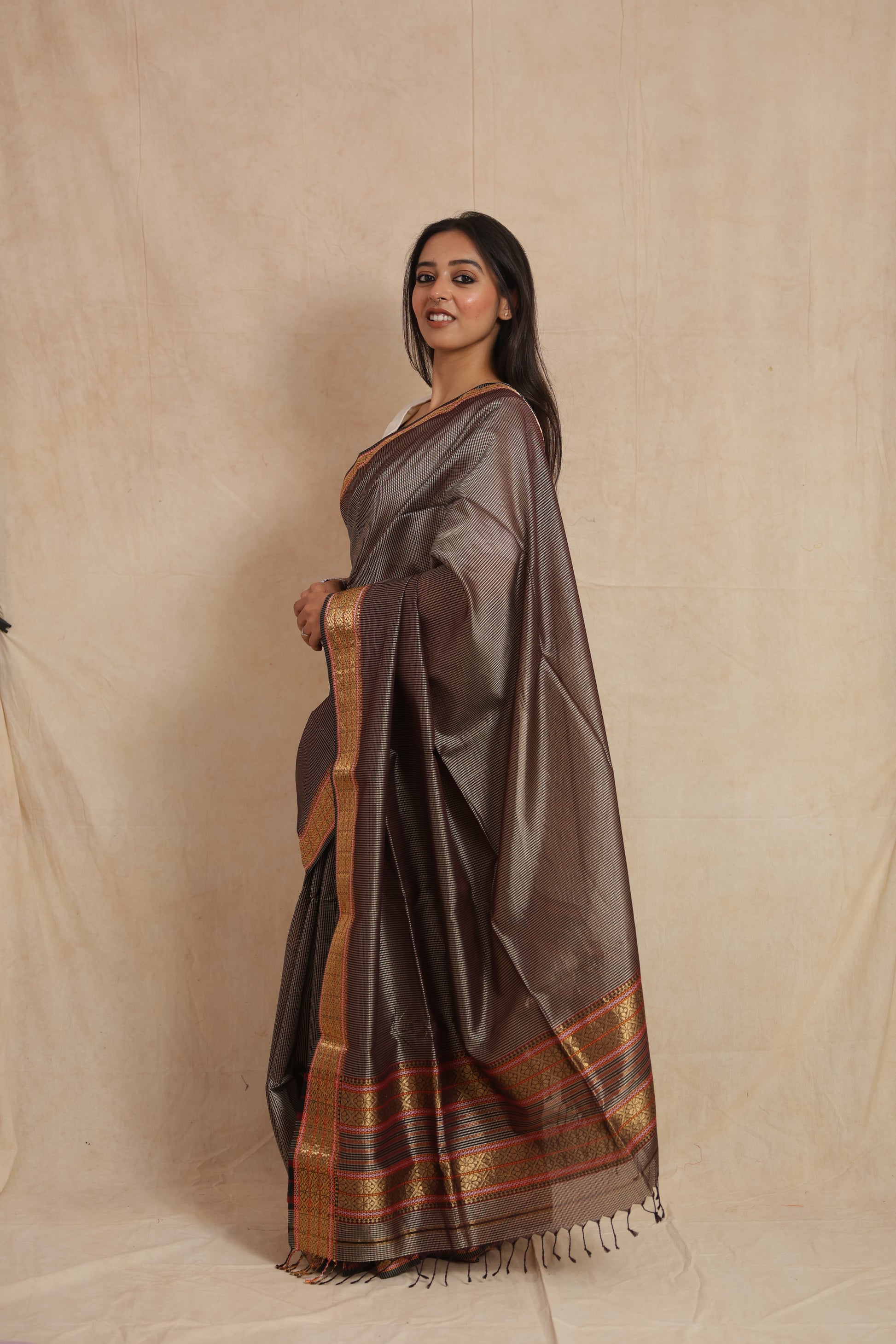 Side profile of Maheshwari silk cotton saree with traditional woven pallu
