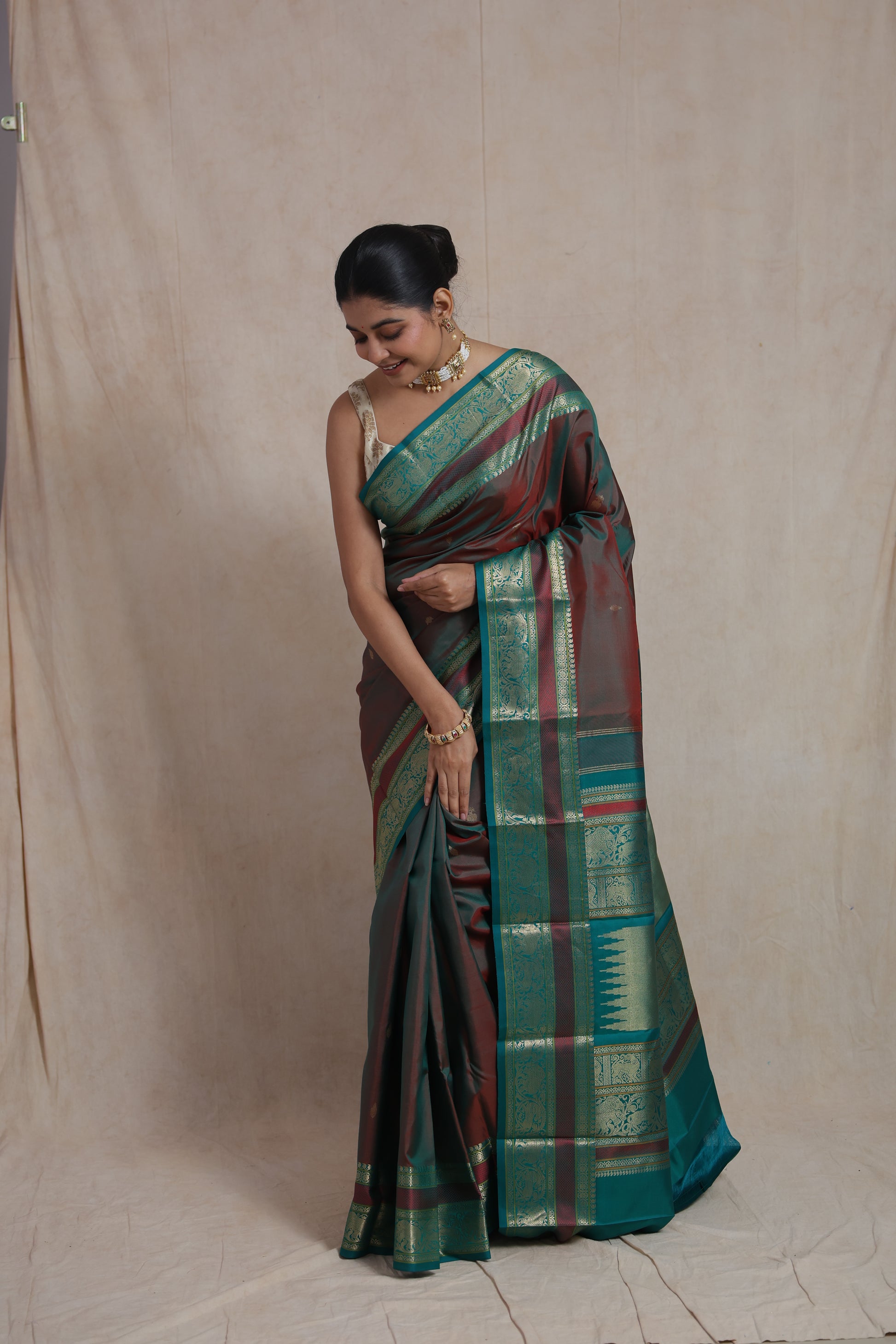 Detailed pallu view of dual-tone Kanchiwaram silk saree with intricate zari work