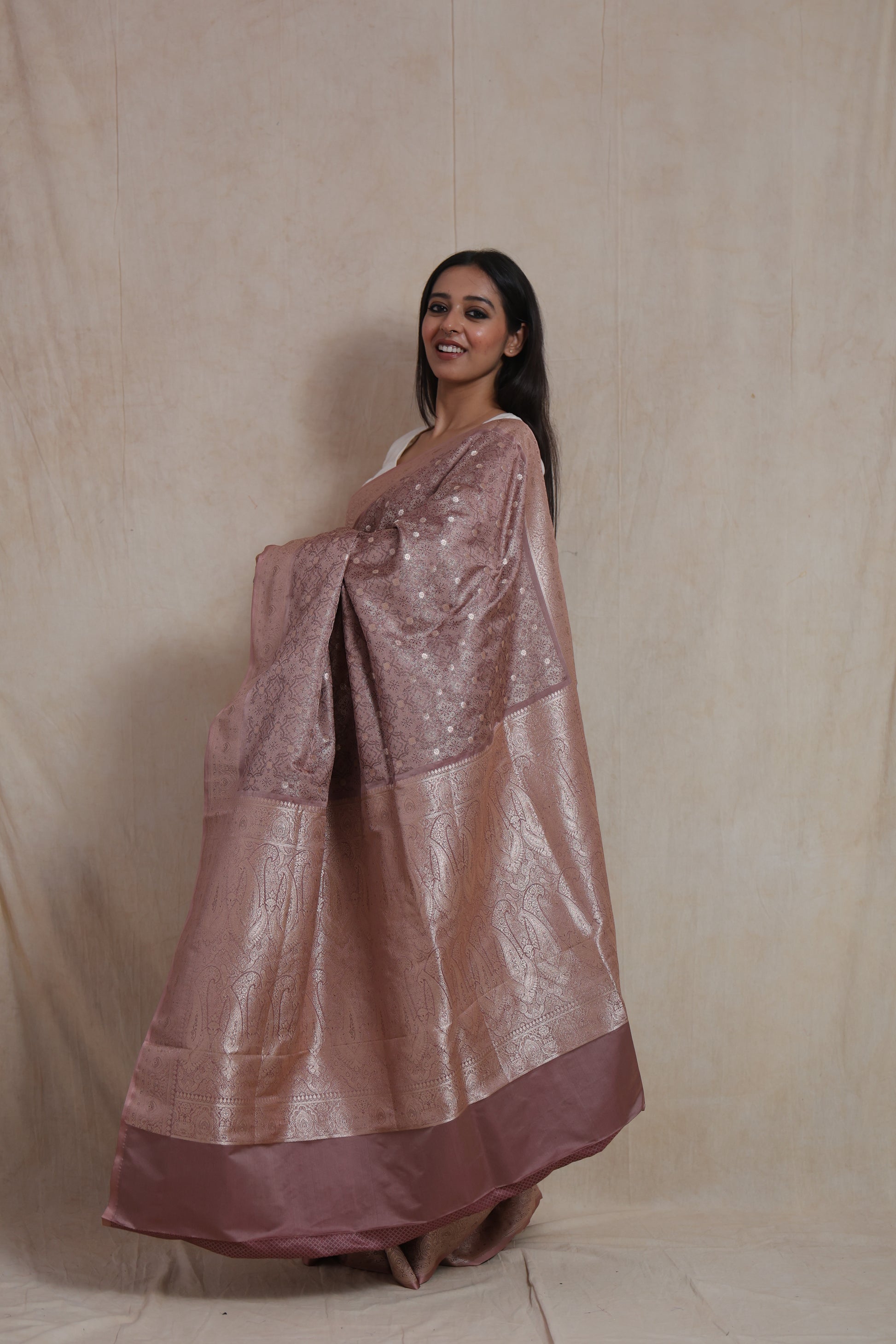 Side view of dusty rose Banarasi art silk saree showcasing intricately woven pallu