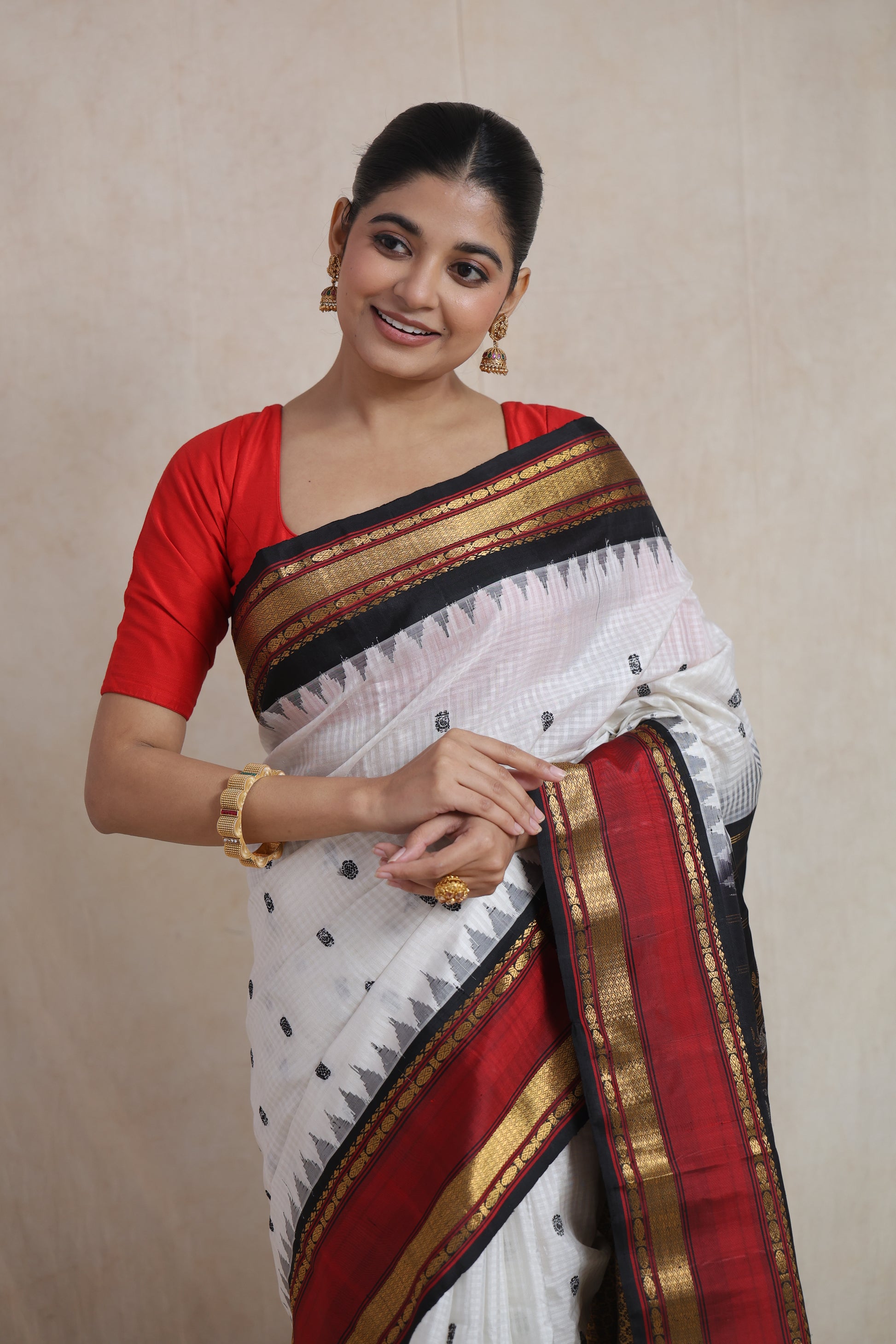 Elegant Gadwal silk saree featuring delicate woven buttas