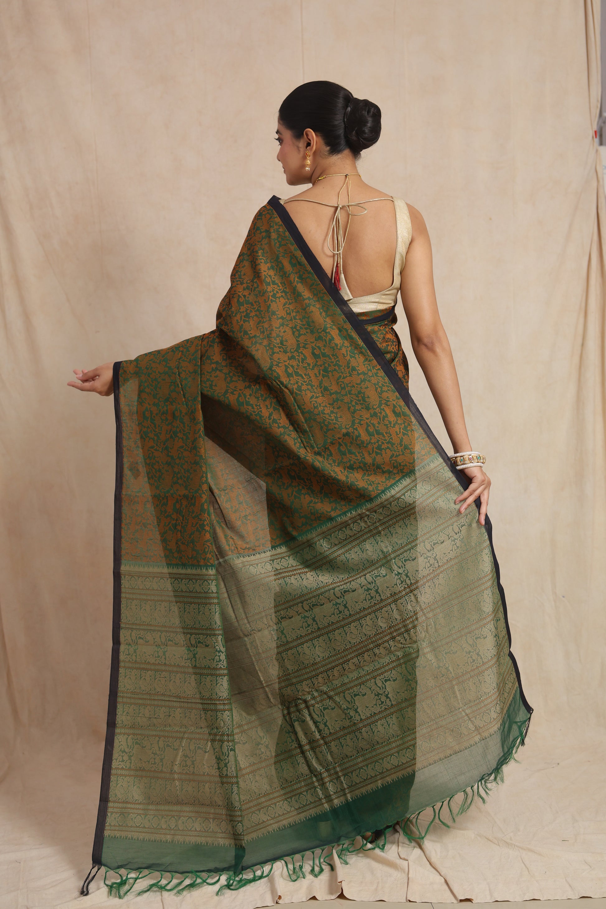 Back view of emerald green Kanchipuram cotton saree pallu