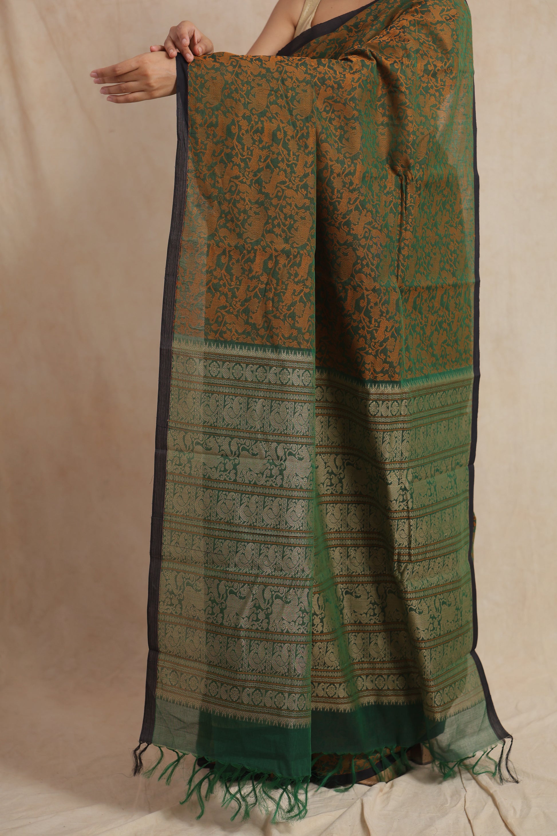 Detailed woven pallu of emerald green Kanchipuram cotton saree