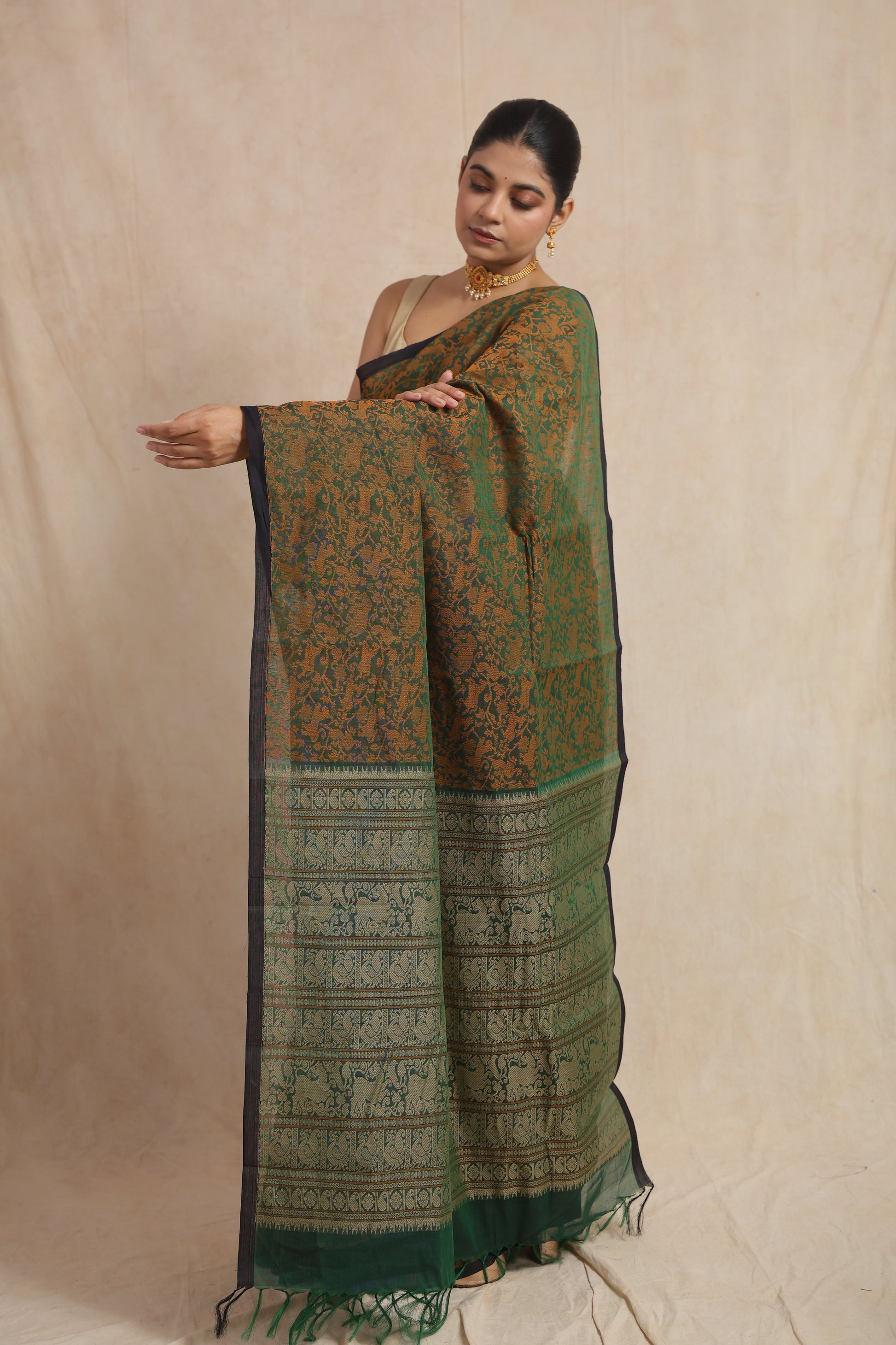 Pallu display of emerald green Kanchipuram cotton saree