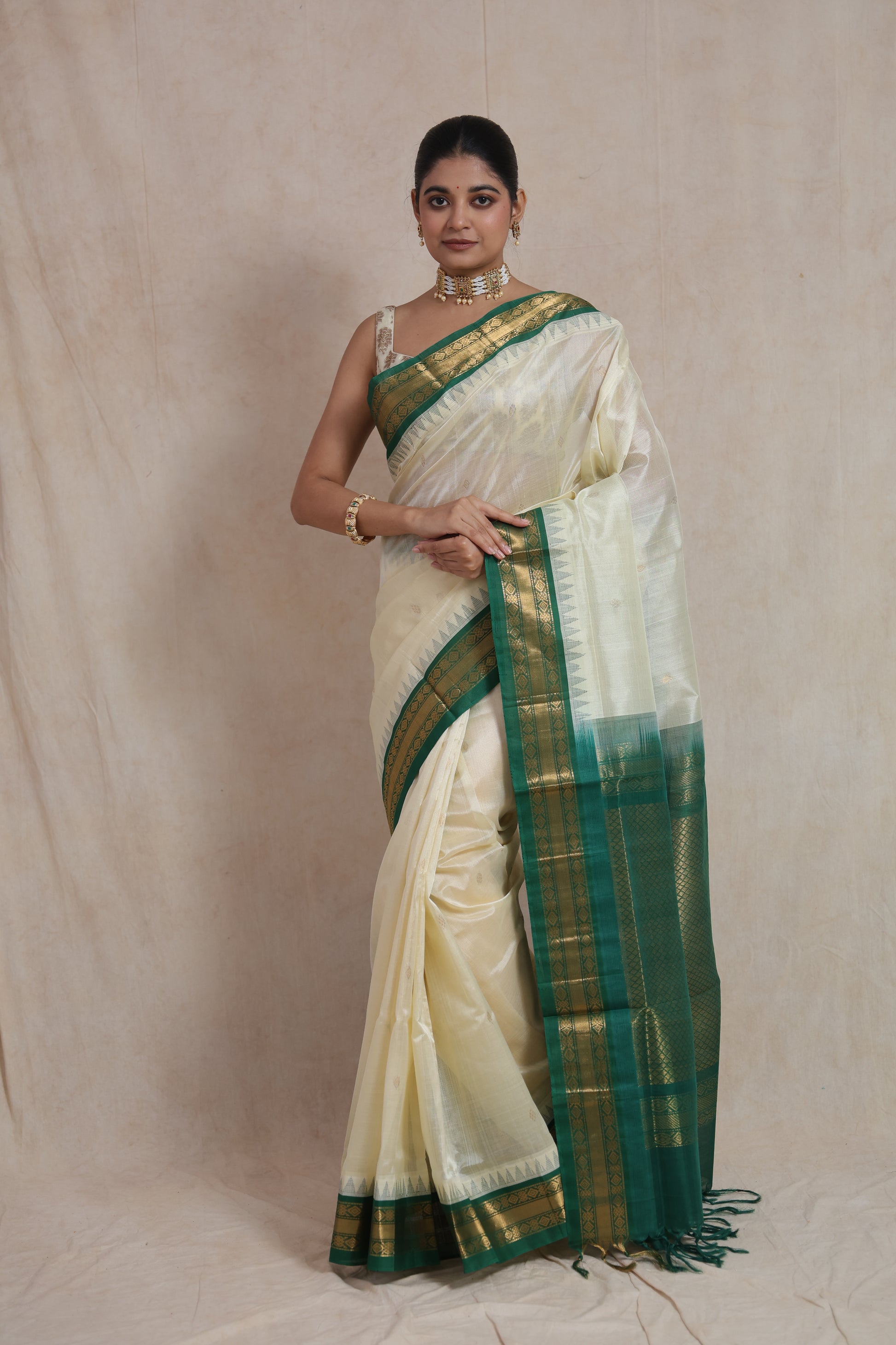 Detailed view of emerald green zari pallu on silk cotton saree