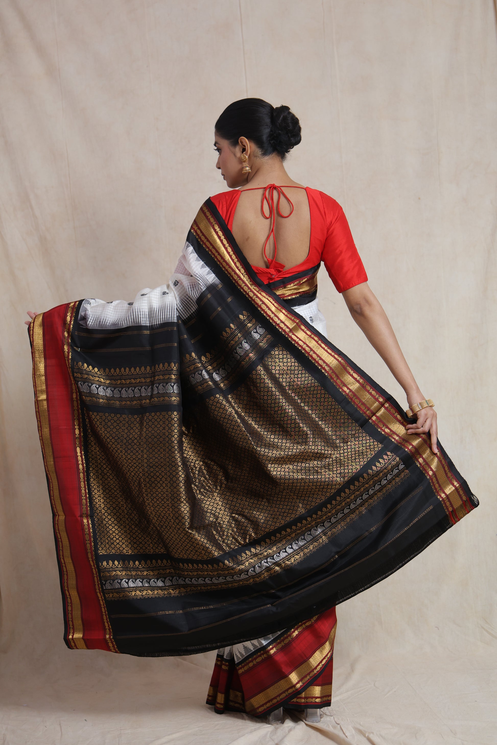 Back view of Gadwal silk saree showcasing rich black zari pallu
