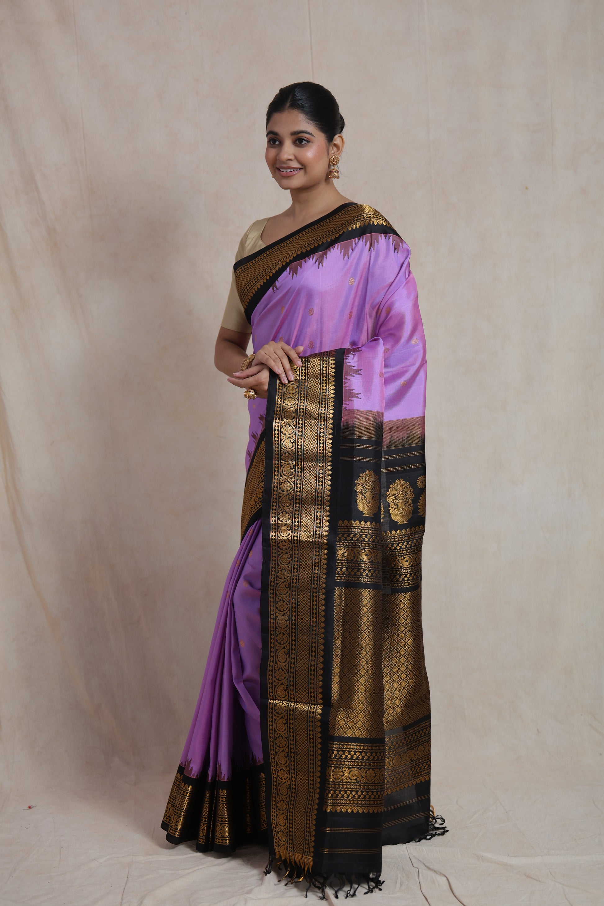 Side profile of lavender Gadwal silk saree with rich zari pallu