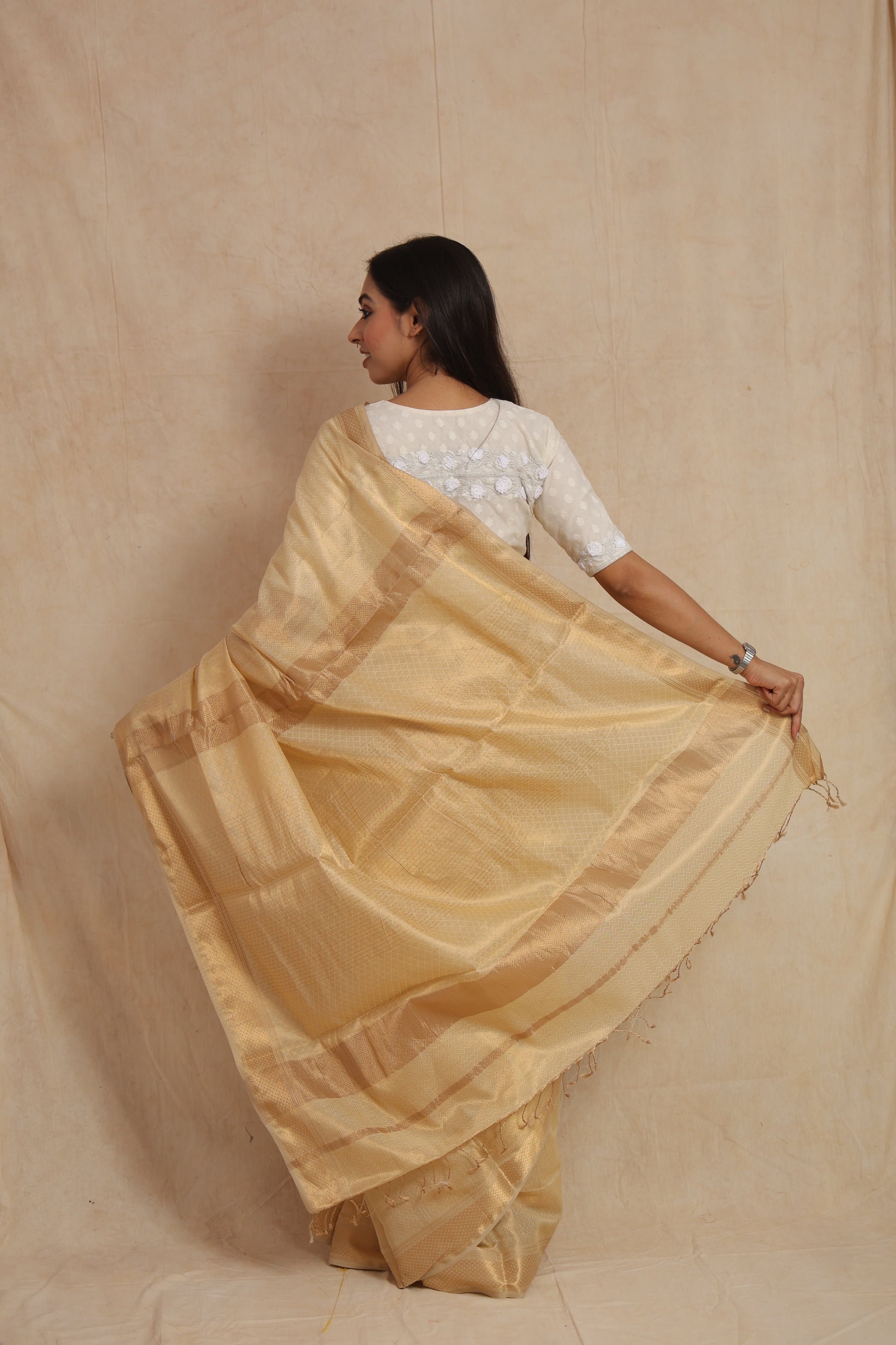 Back pallu view of golden beige Maheshwari handloom silk cotton saree with woven detailing